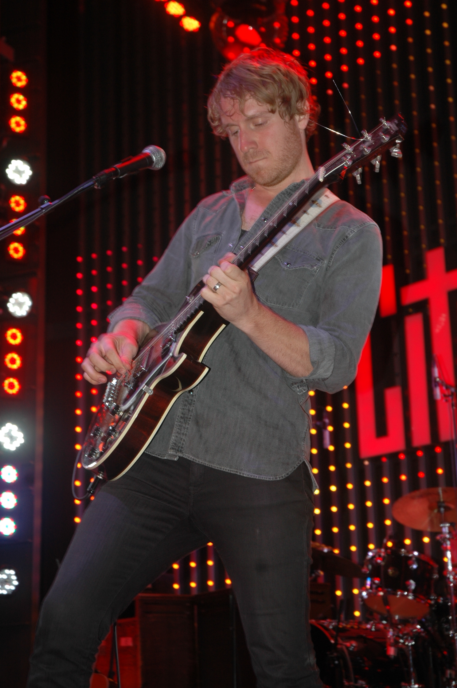 Exclusive: Parachute Performs at Universal CityWalk!