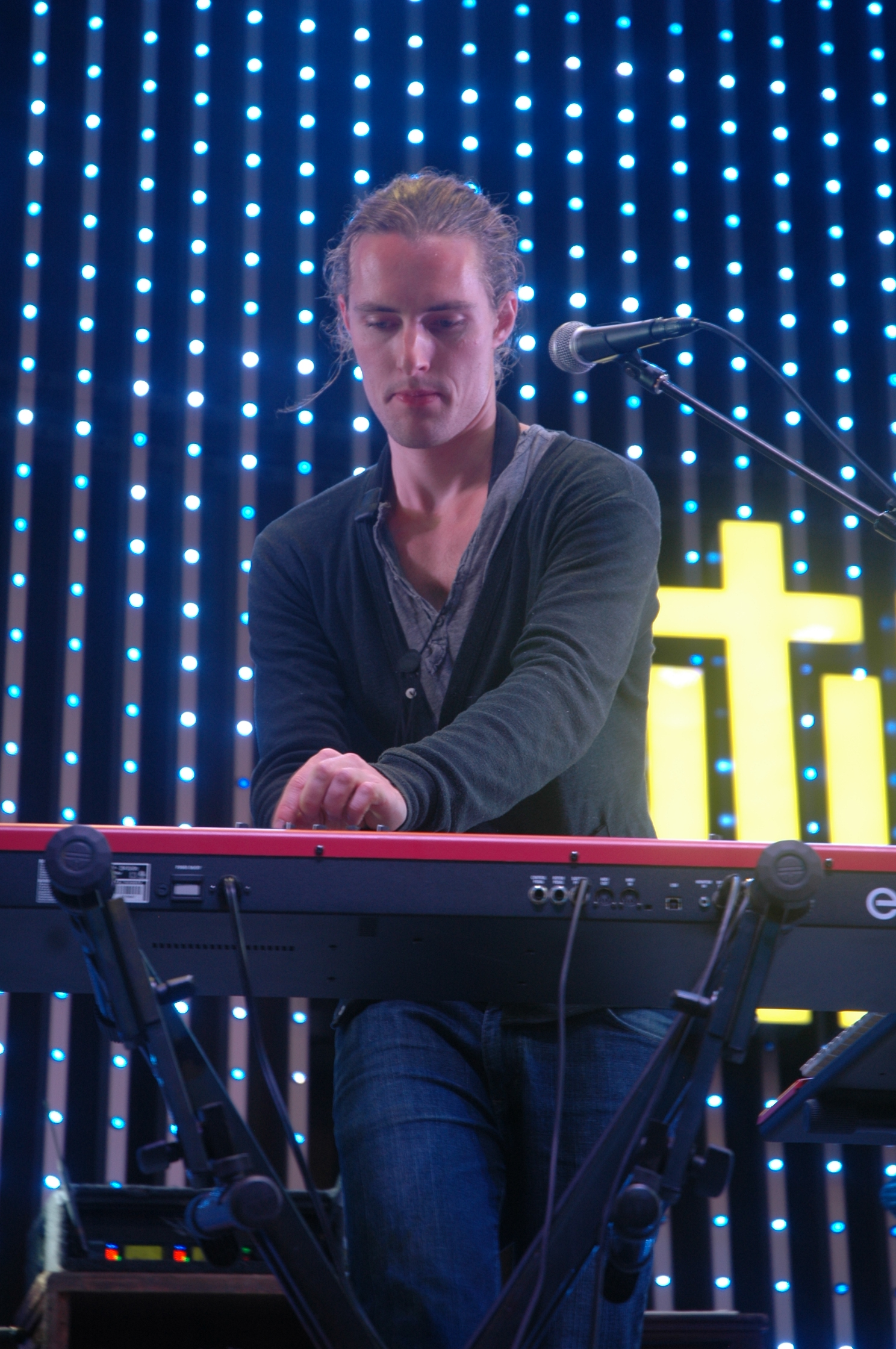 Exclusive: Parachute Performs at Universal CityWalk!