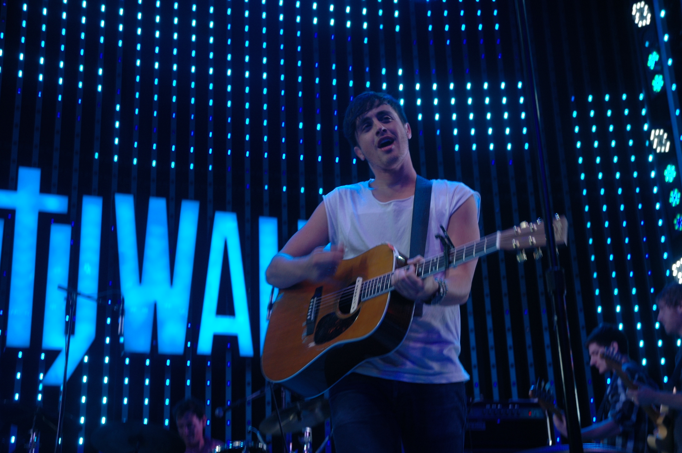 Exclusive: Parachute Performs at Universal CityWalk!