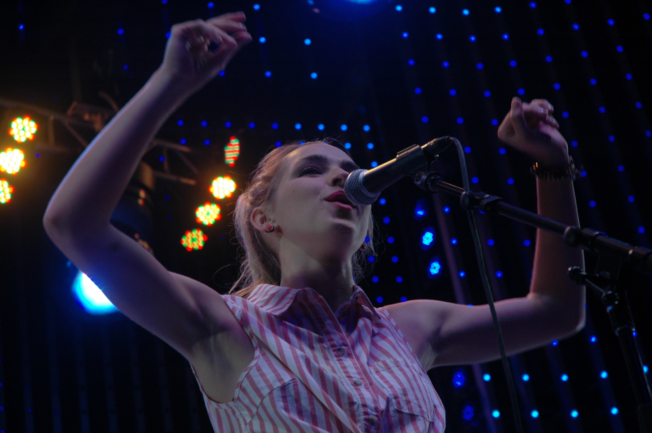 Exclusive: Katelyn Tarver Performs at Universal CityWalk!