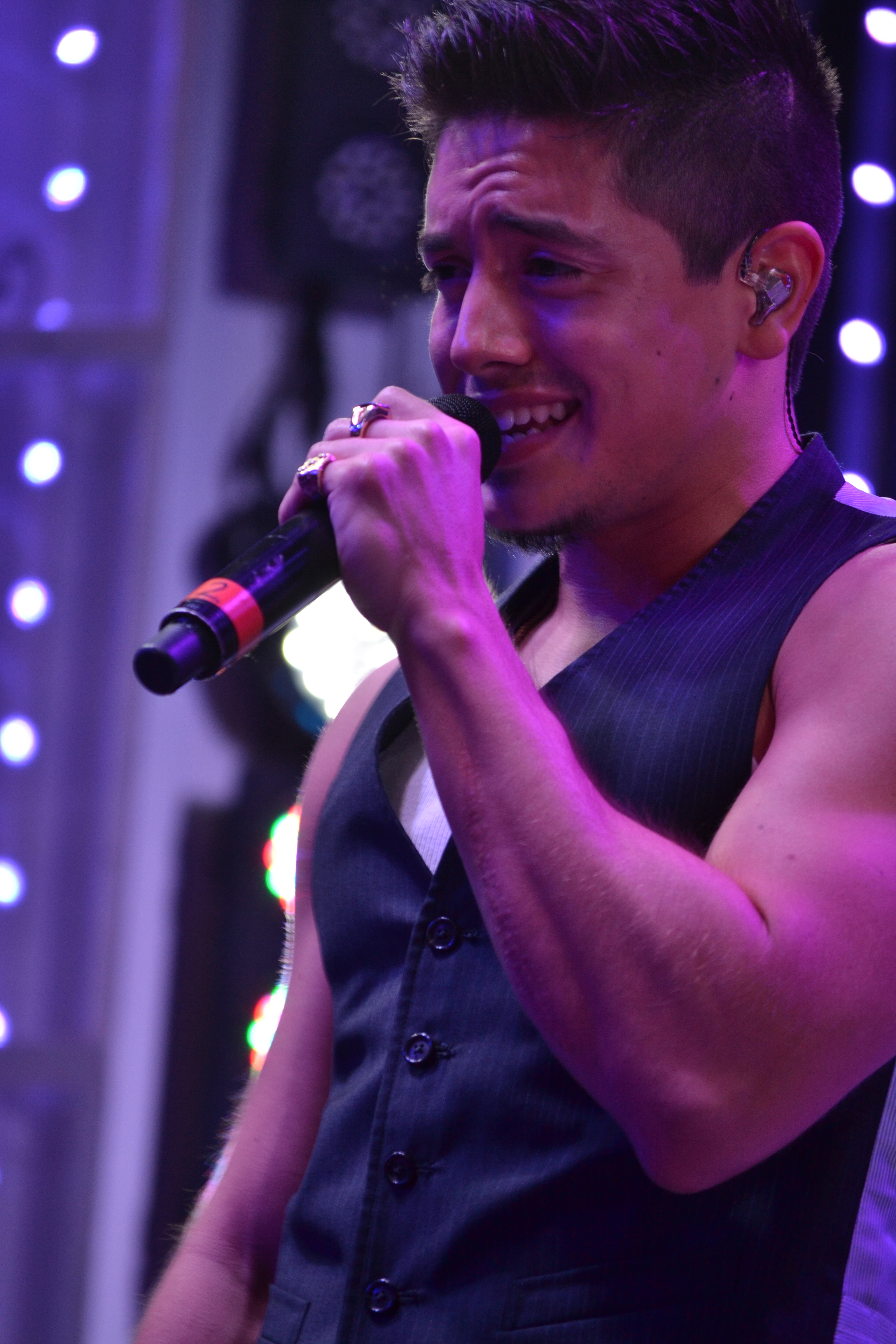 Exclusive: CelebSecrets4U Checks Out James Durbin & Stefano at @CityWalkLA (@Stefano, @DurbinRock)