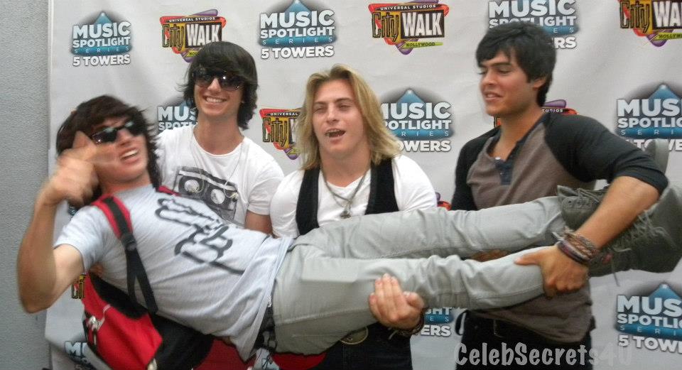 Exclusive: Bella Thorne and IM5 Shut Down CityWalk (@im5band @bellathorne @CityWalkLA)