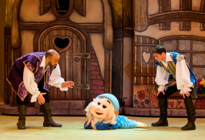 Exclusive: Ariana Grande Stars In Lythgoe Family Productions’ “A Snow White Christmas” @ArianaGrande @PasPlayhouse