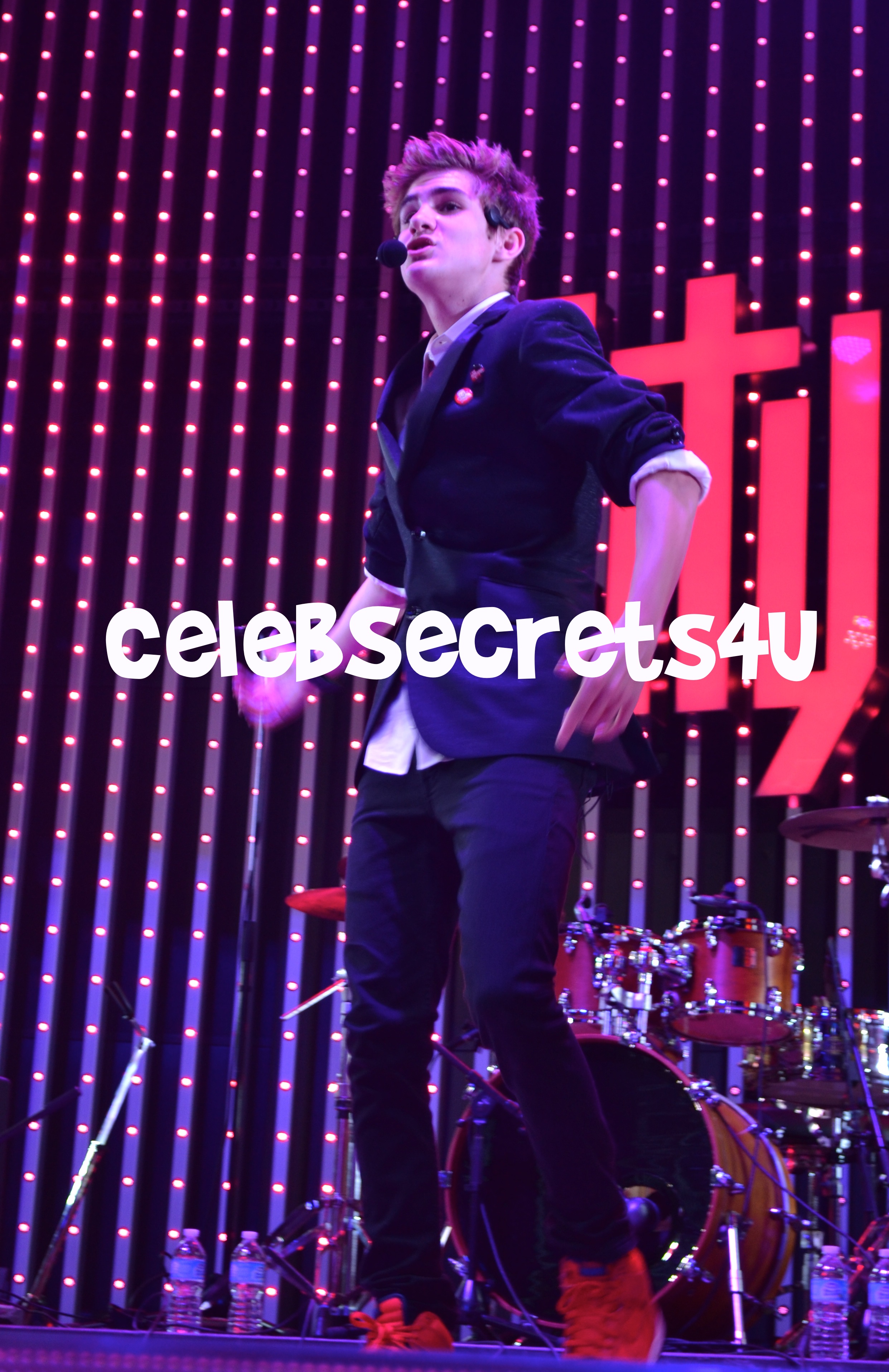 Exclusive Photos & Videos: IM5 Headlines Universal CityWalk! (@IM5band)