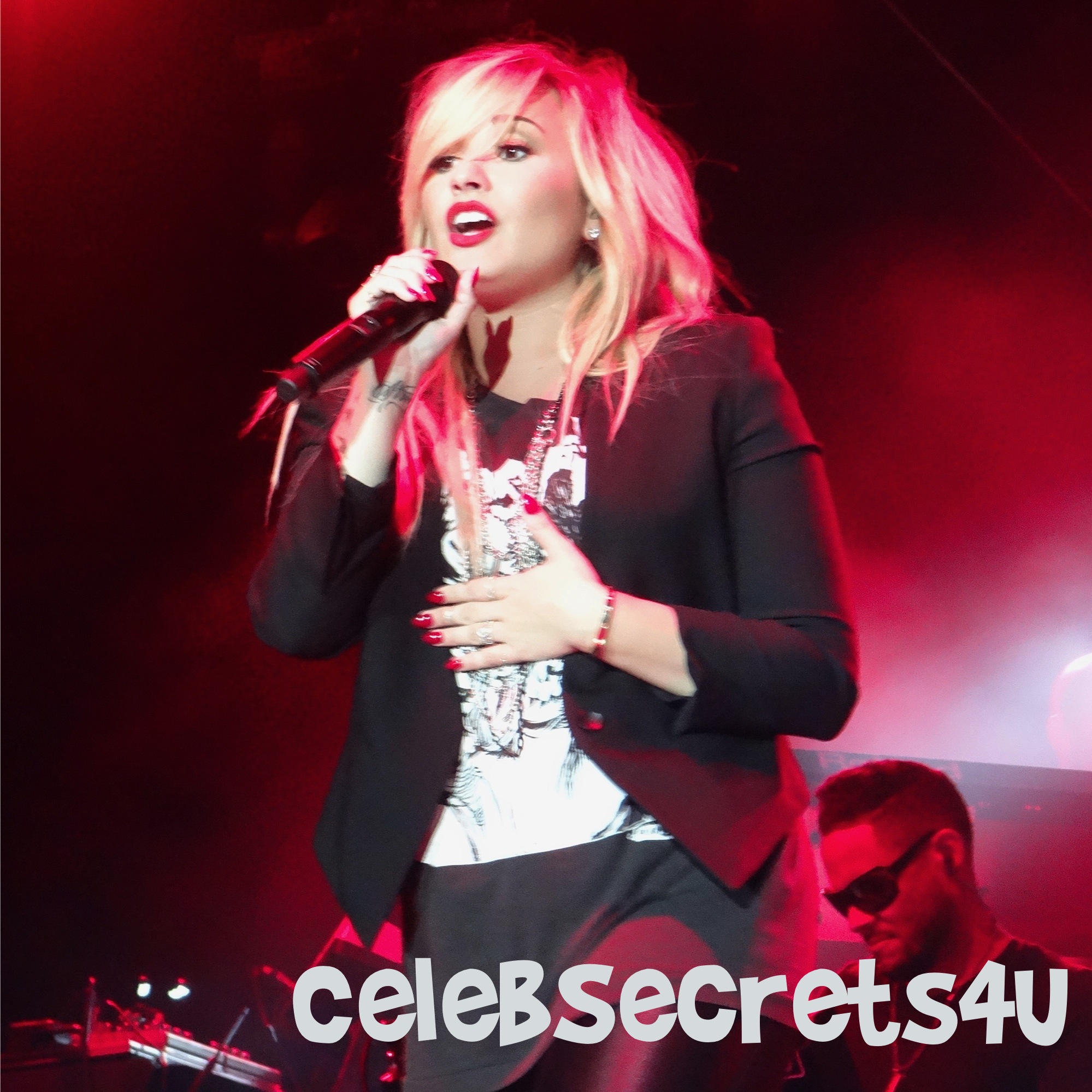 Demi Lovato: LA Fair Performer! (Exclusive) @ddlovato