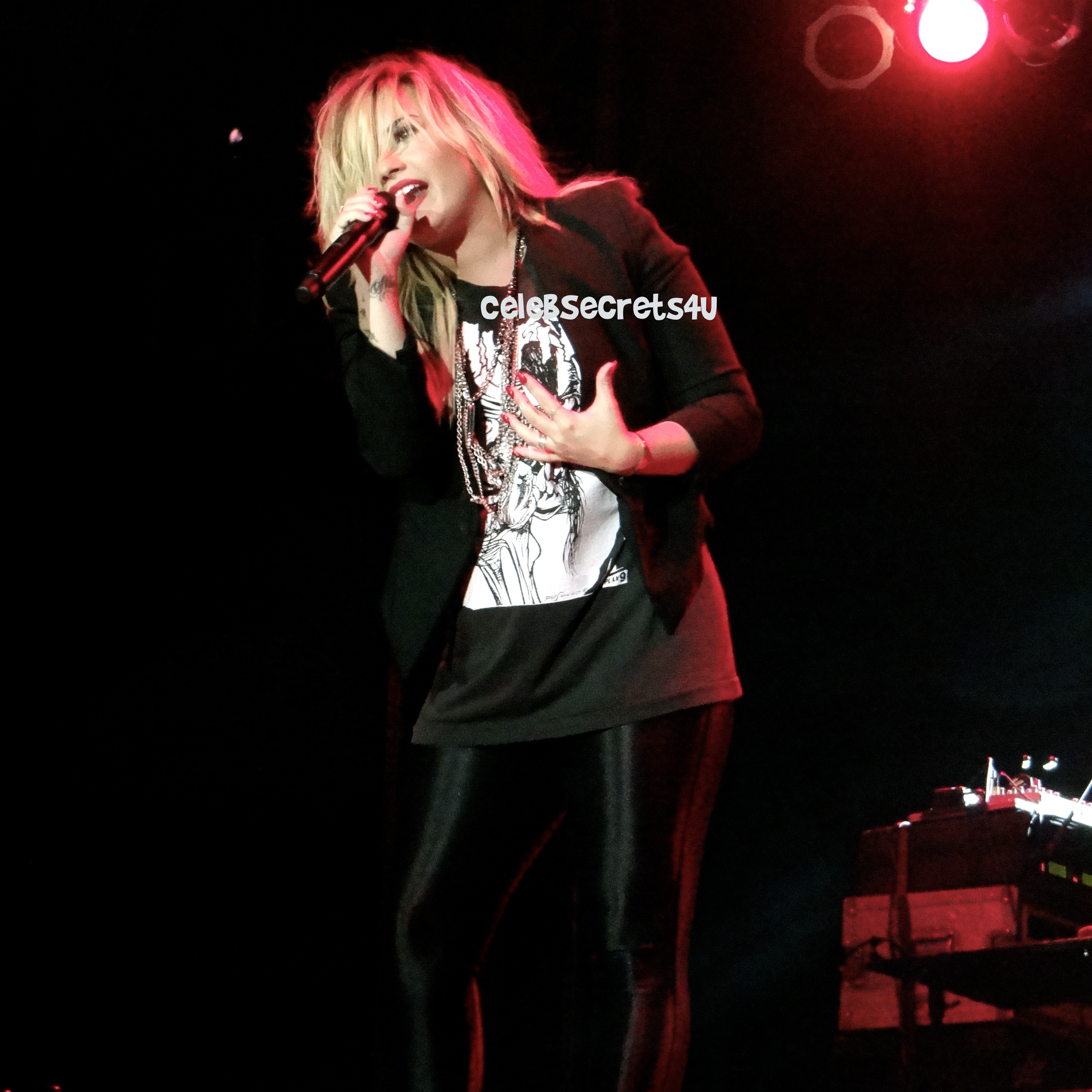 Demi Lovato: LA Fair Performer! (Exclusive) @ddlovato