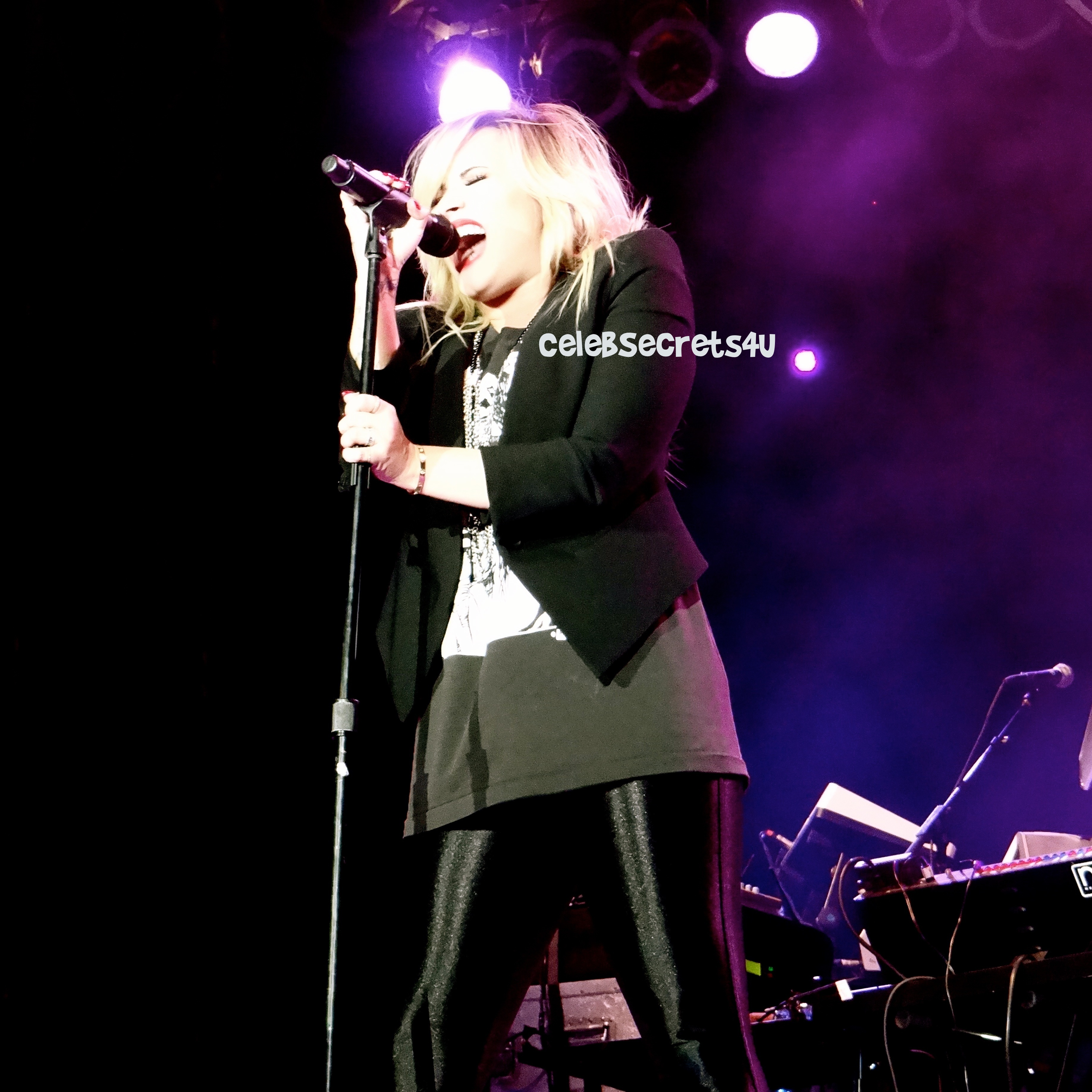 Demi Lovato: LA Fair Performer! (Exclusive) @ddlovato