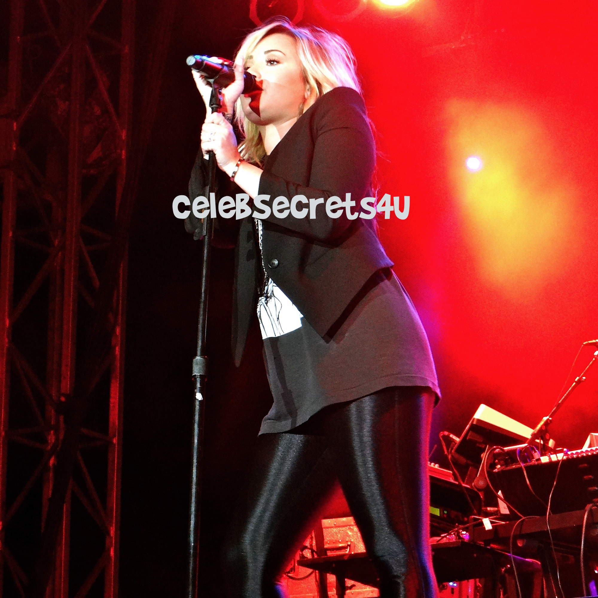 Demi Lovato: LA Fair Performer! (Exclusive) @ddlovato
