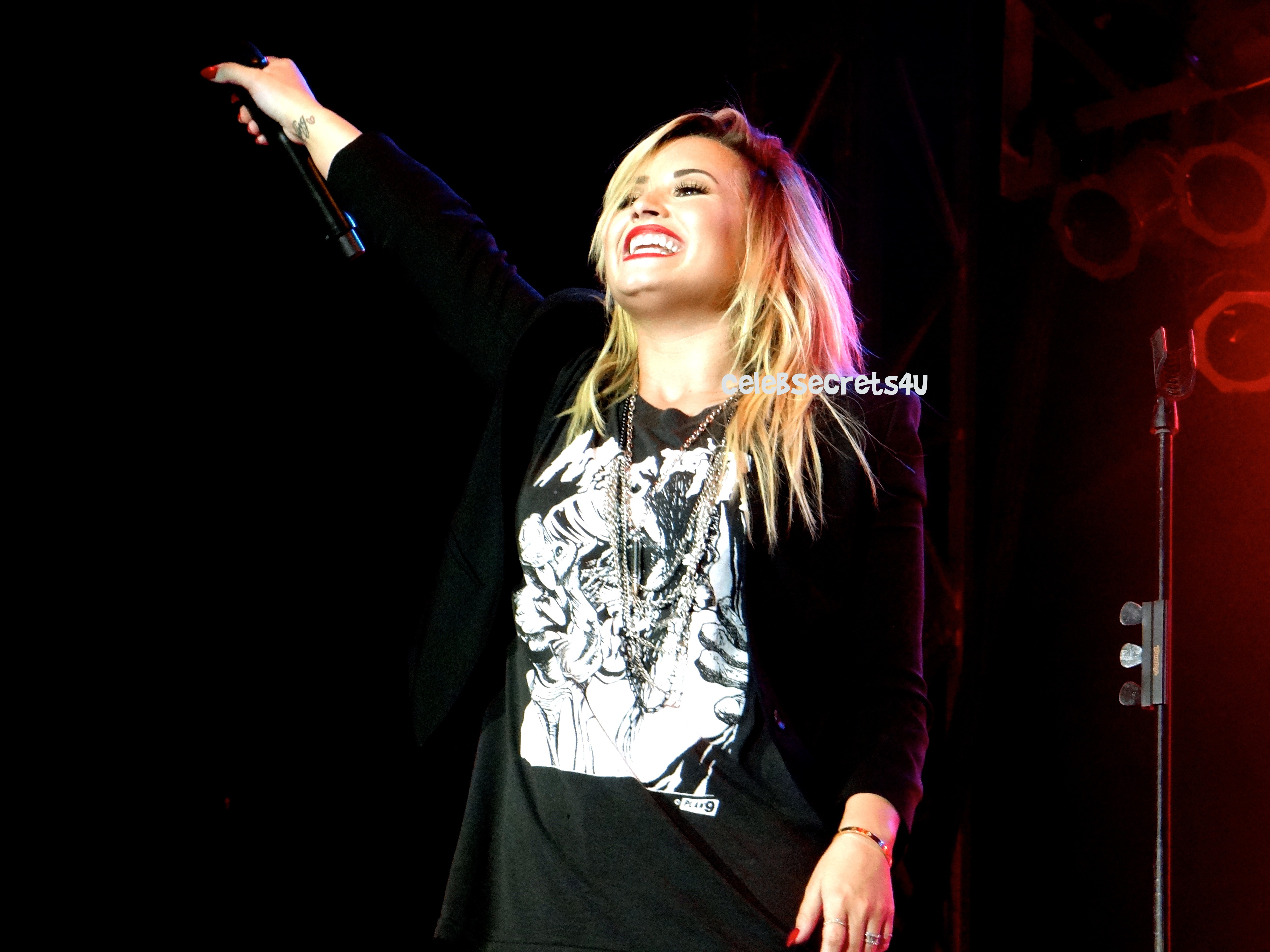Demi Lovato: LA Fair Performer! (Exclusive) @ddlovato
