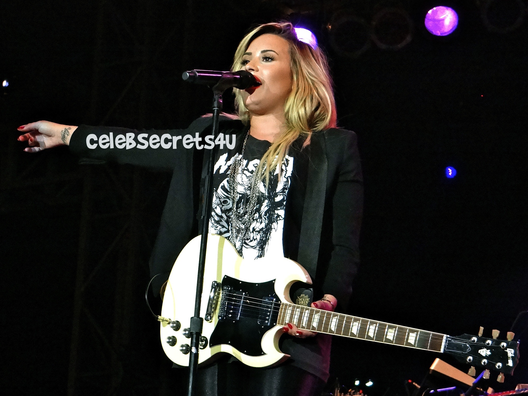 Demi Lovato: LA Fair Performer! (Exclusive) @ddlovato