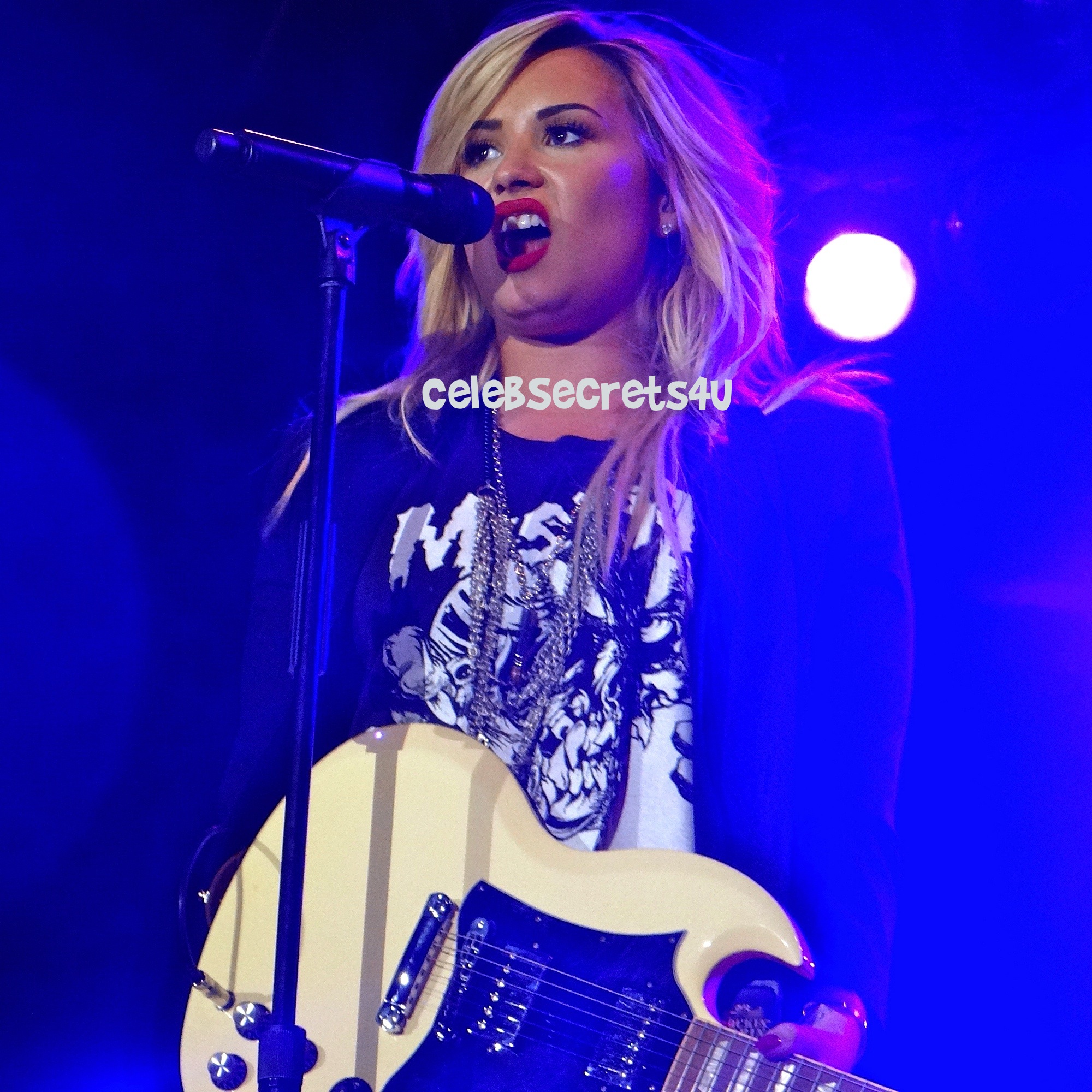 Demi Lovato: LA Fair Performer! (Exclusive) @ddlovato