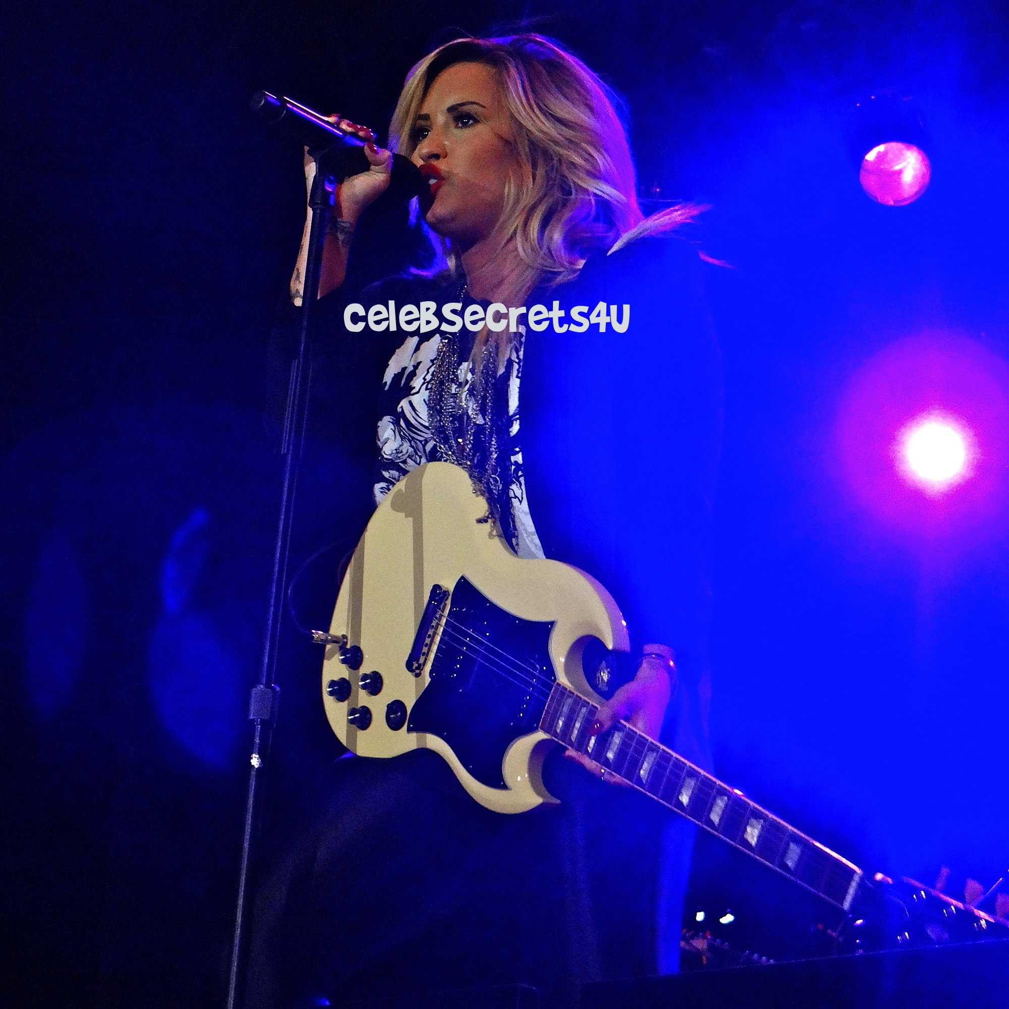 Demi Lovato: LA Fair Performer! (Exclusive) @ddlovato
