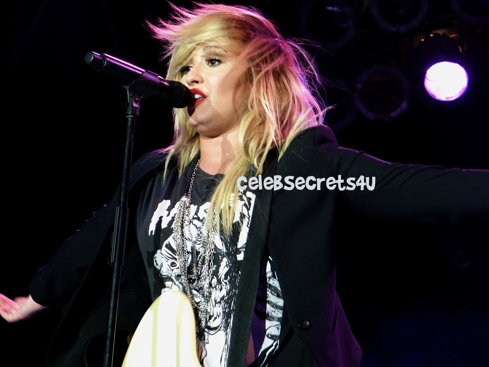 Demi Lovato: LA Fair Performer! (Exclusive) @ddlovato