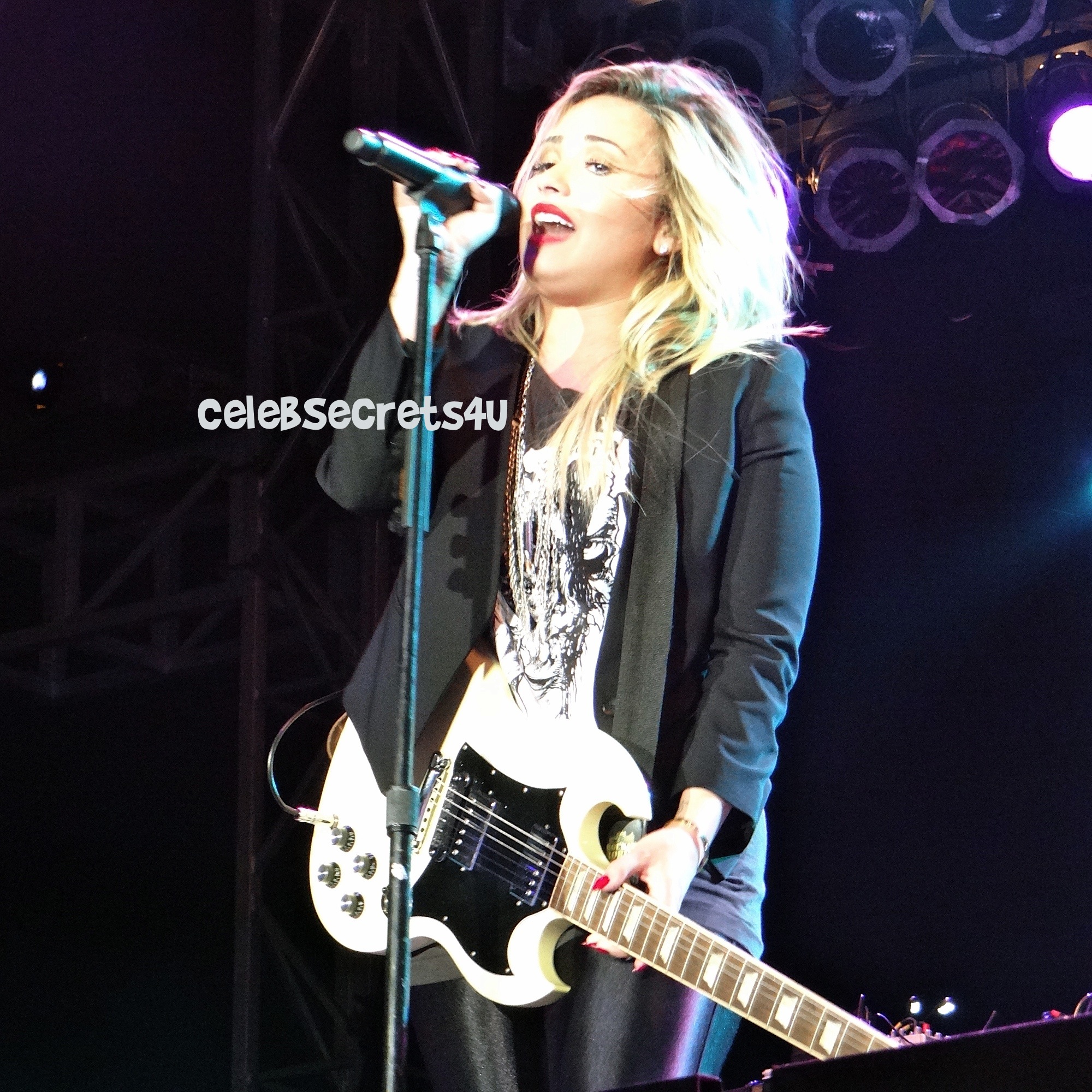 Demi Lovato: LA Fair Performer! (Exclusive) @ddlovato