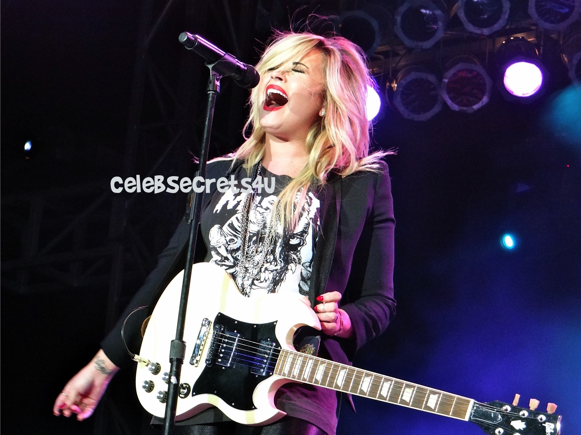 Demi Lovato: LA Fair Performer! (Exclusive) @ddlovato