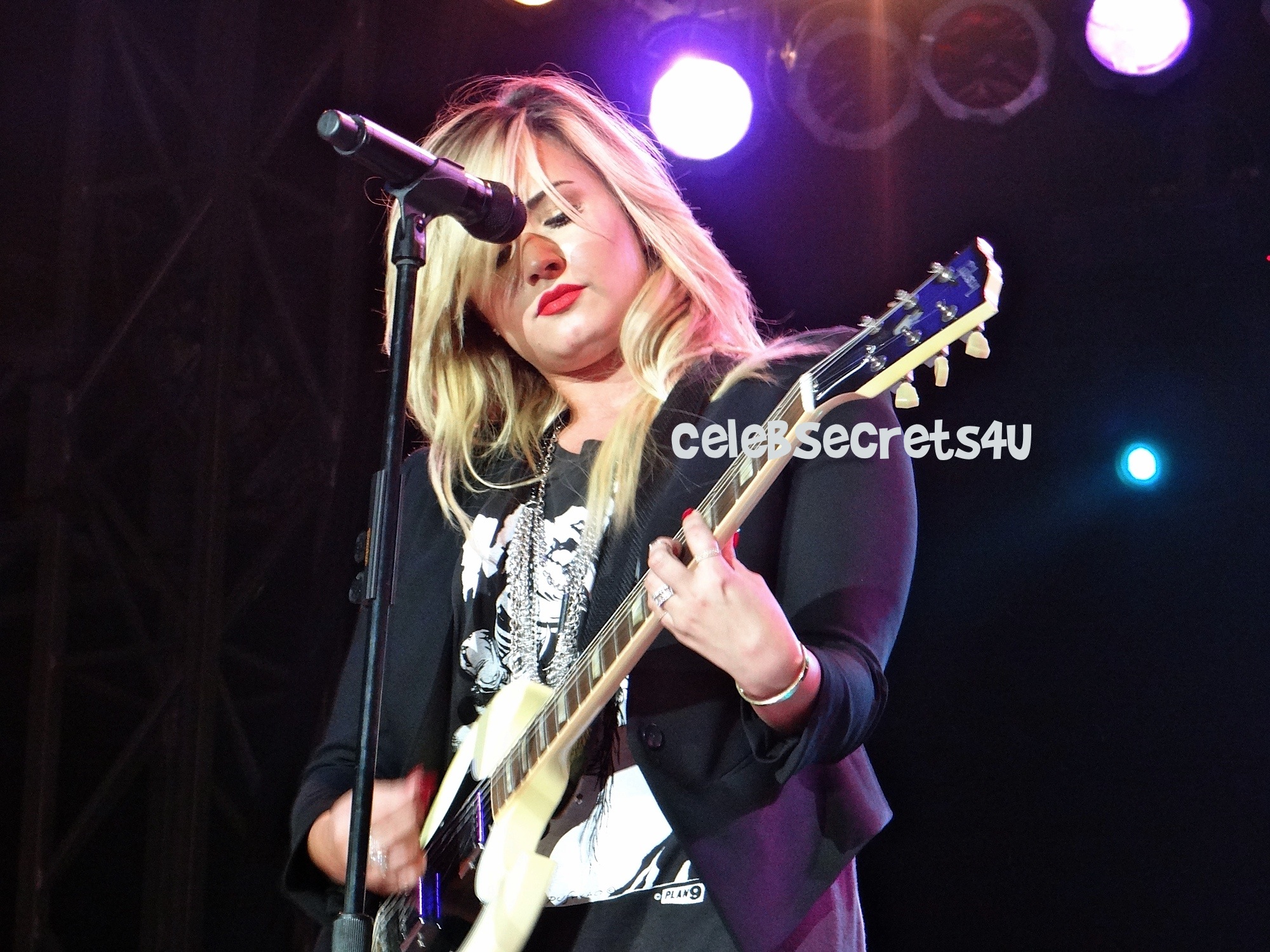 Demi Lovato: LA Fair Performer! (Exclusive) @ddlovato
