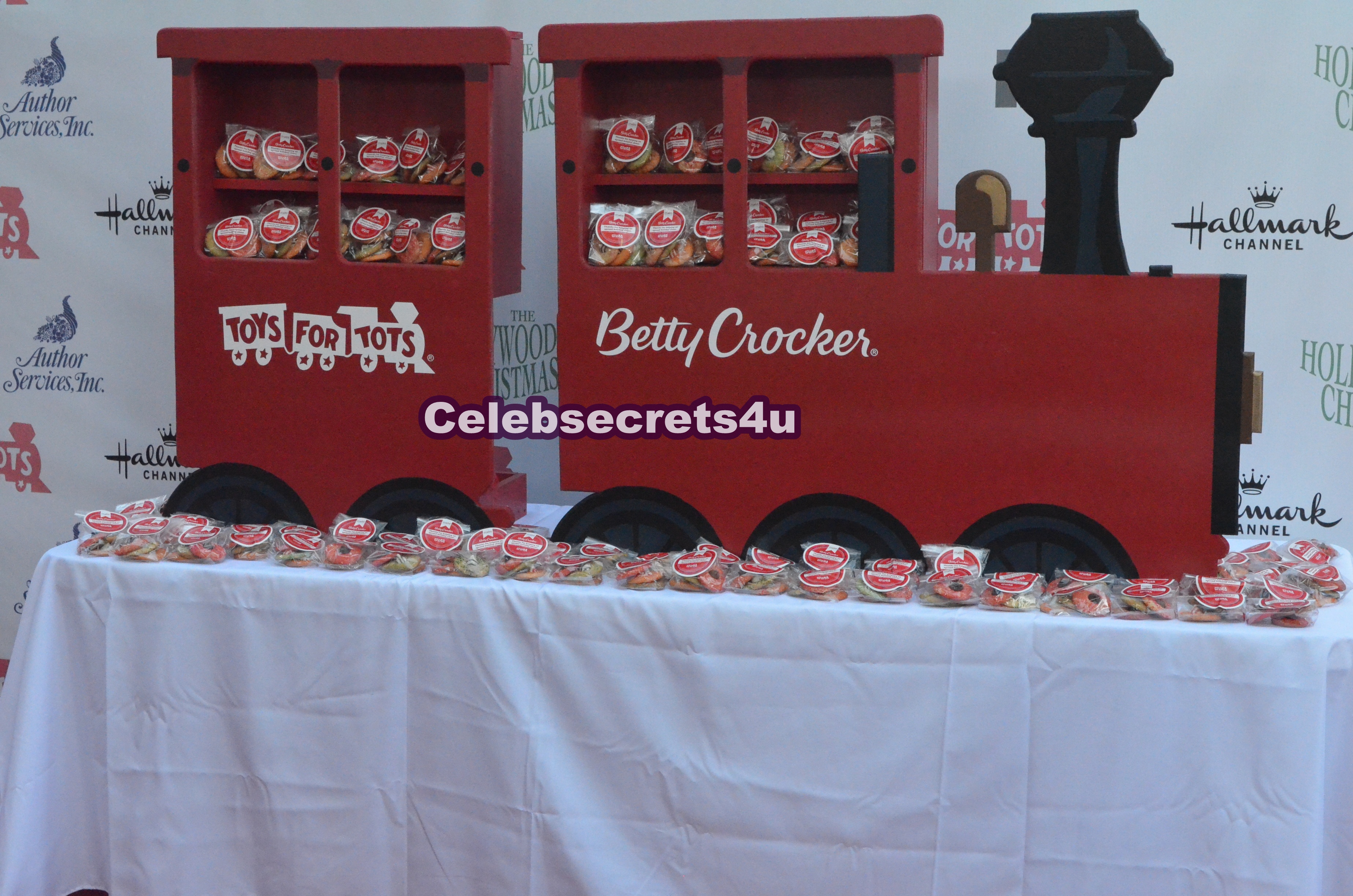 Exclusive: CelebSecrets4U Hits Up the 82nd Annual Hollywood Christmas Parade (@HlywdChristmas)