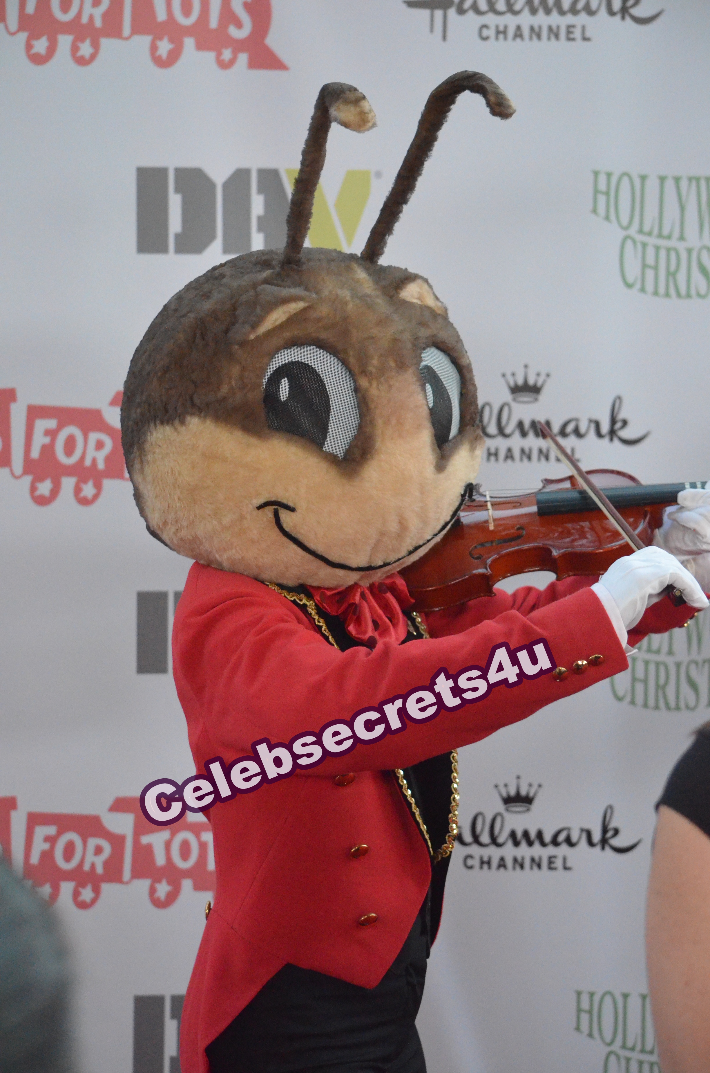 Exclusive: CelebSecrets4U Hits Up the 82nd Annual Hollywood Christmas Parade (@HlywdChristmas)
