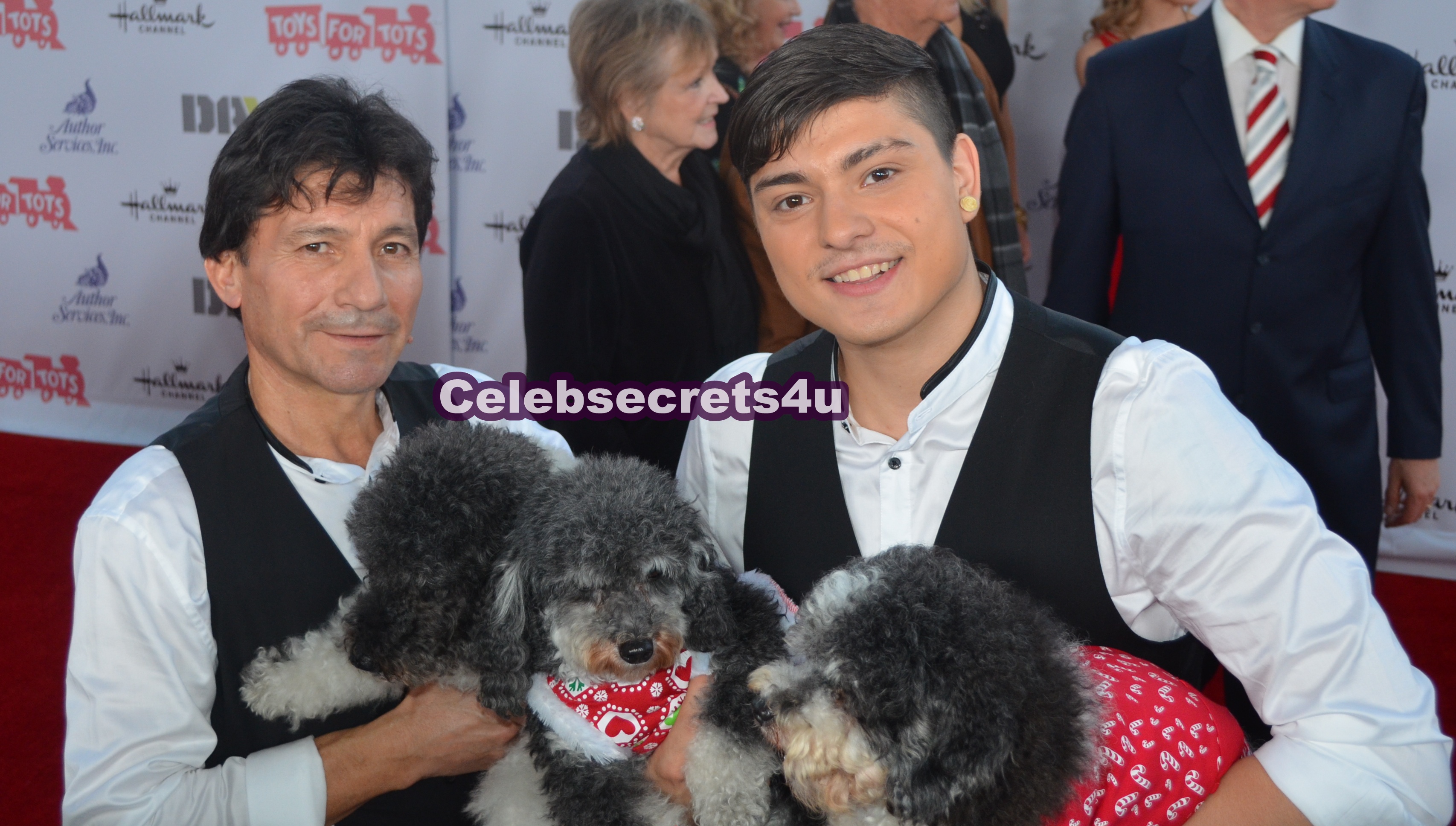 Exclusive: CelebSecrets4U Hits Up the 82nd Annual Hollywood Christmas Parade (@HlywdChristmas)