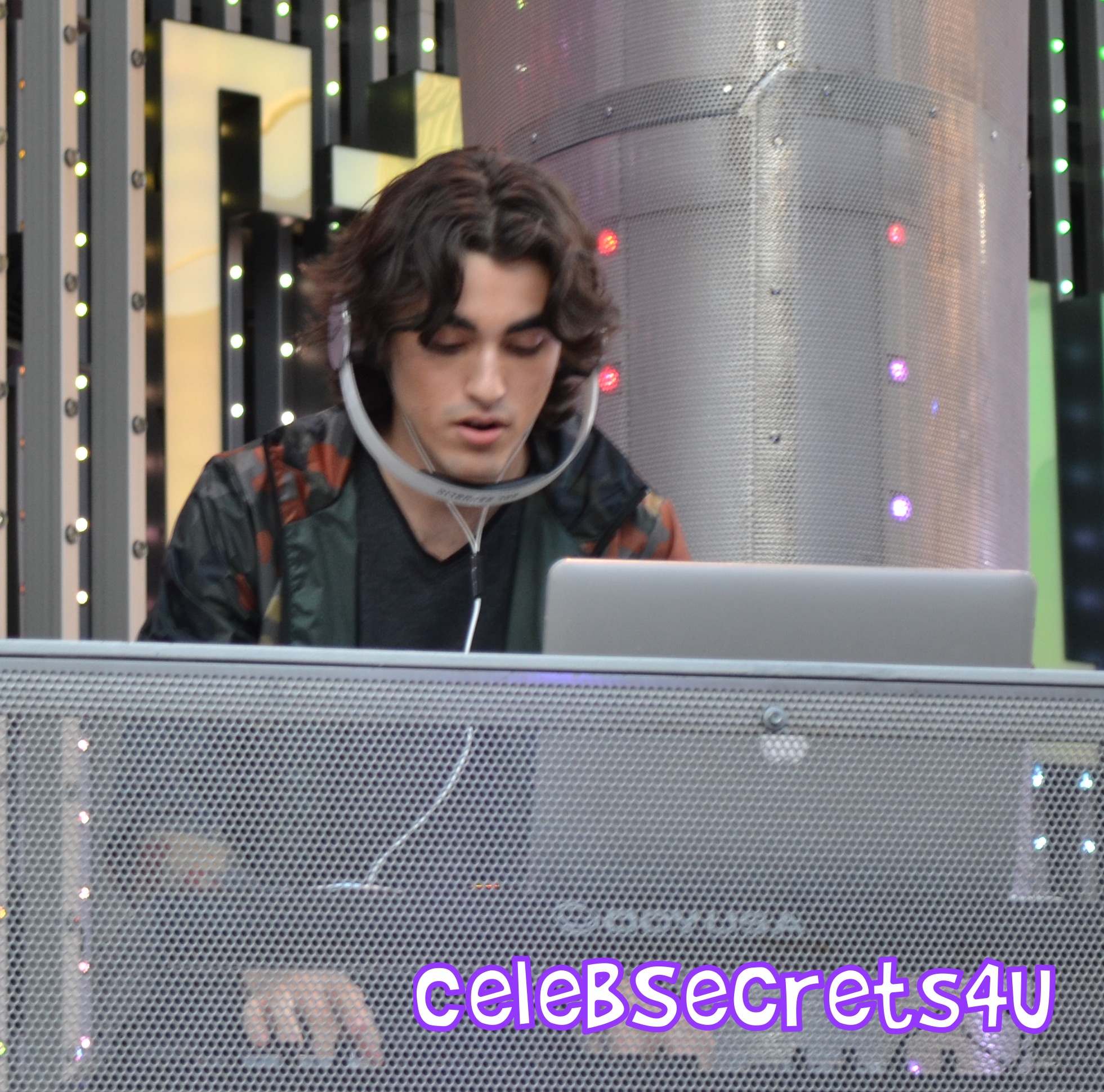 Icona Pop: Universal CityWalk Performance (@IconaPop @CityWalkLA)