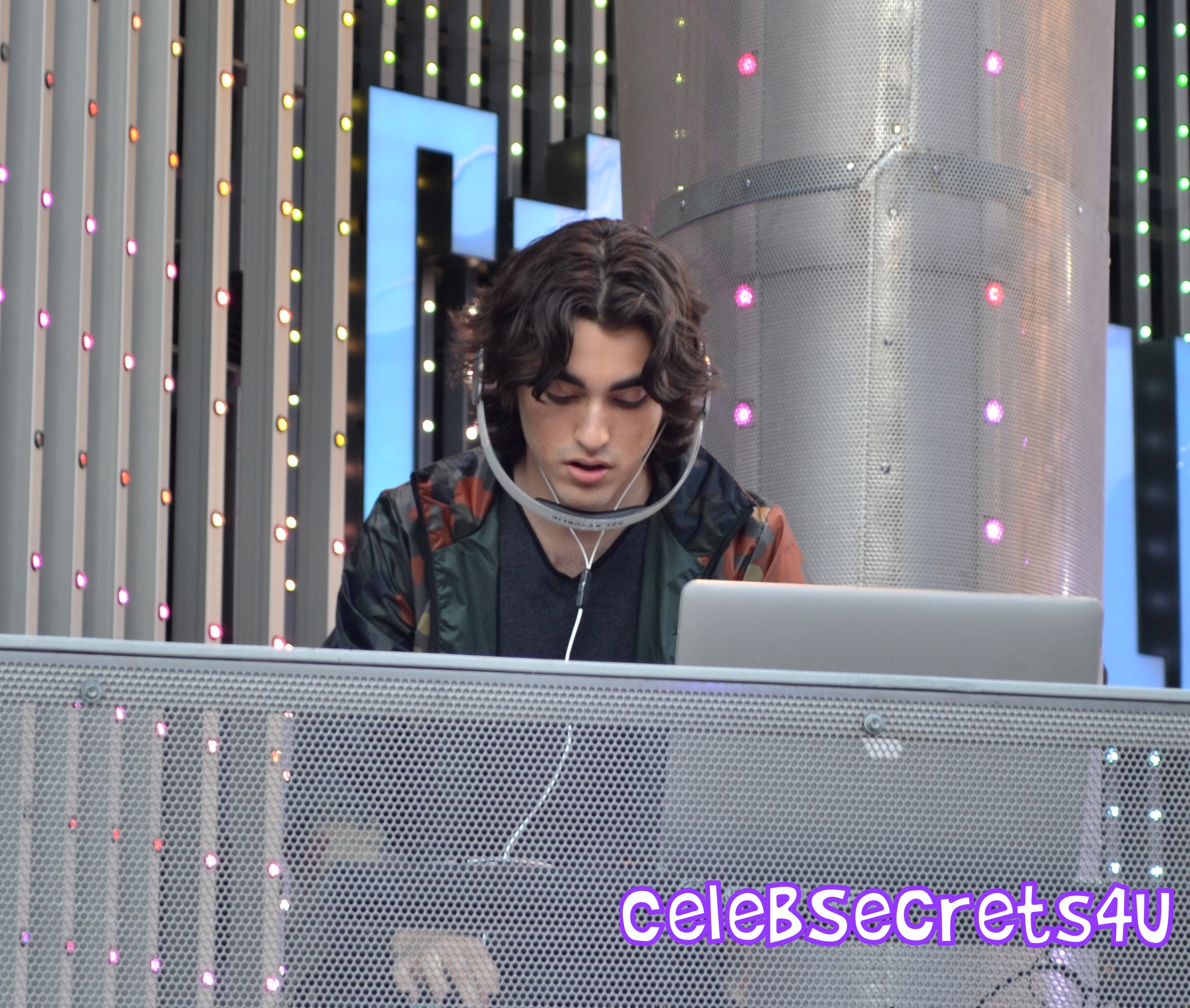 Icona Pop: Universal CityWalk Performance (@IconaPop @CityWalkLA)