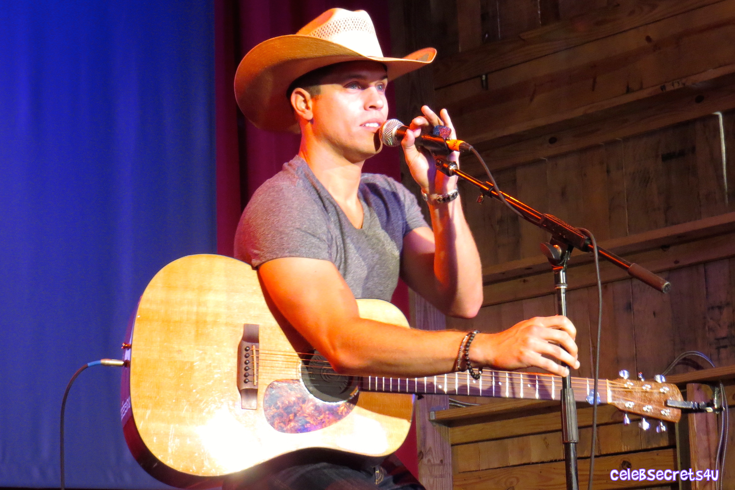Dustin Lynch Performs at the HGTV Lodge During CMA Fest – See the Pics! (@DustinLynch)