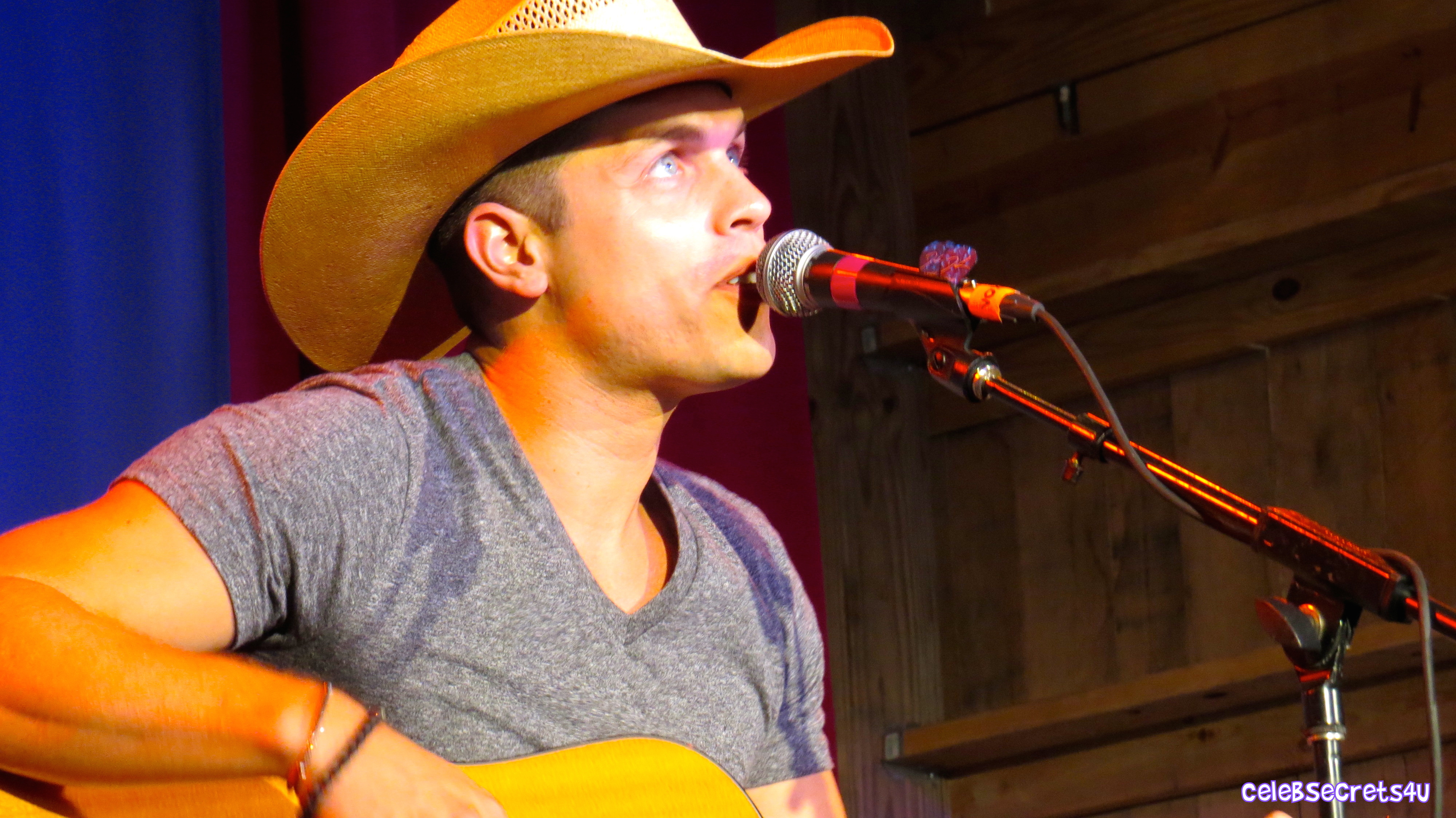 Dustin Lynch Performs at the HGTV Lodge During CMA Fest – See the Pics! (@DustinLynch)