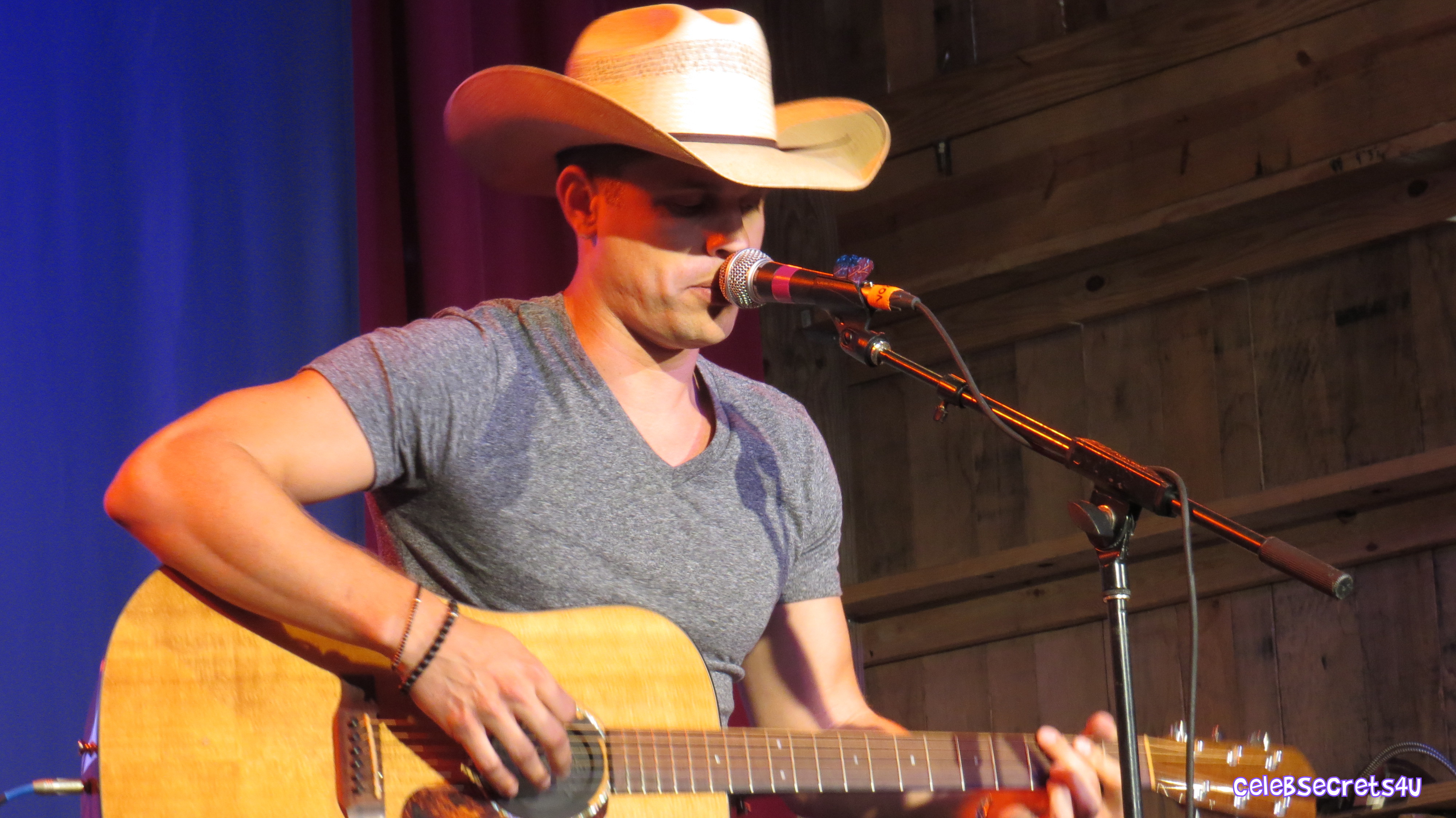 Dustin Lynch Performs at the HGTV Lodge During CMA Fest – See the Pics! (@DustinLynch)