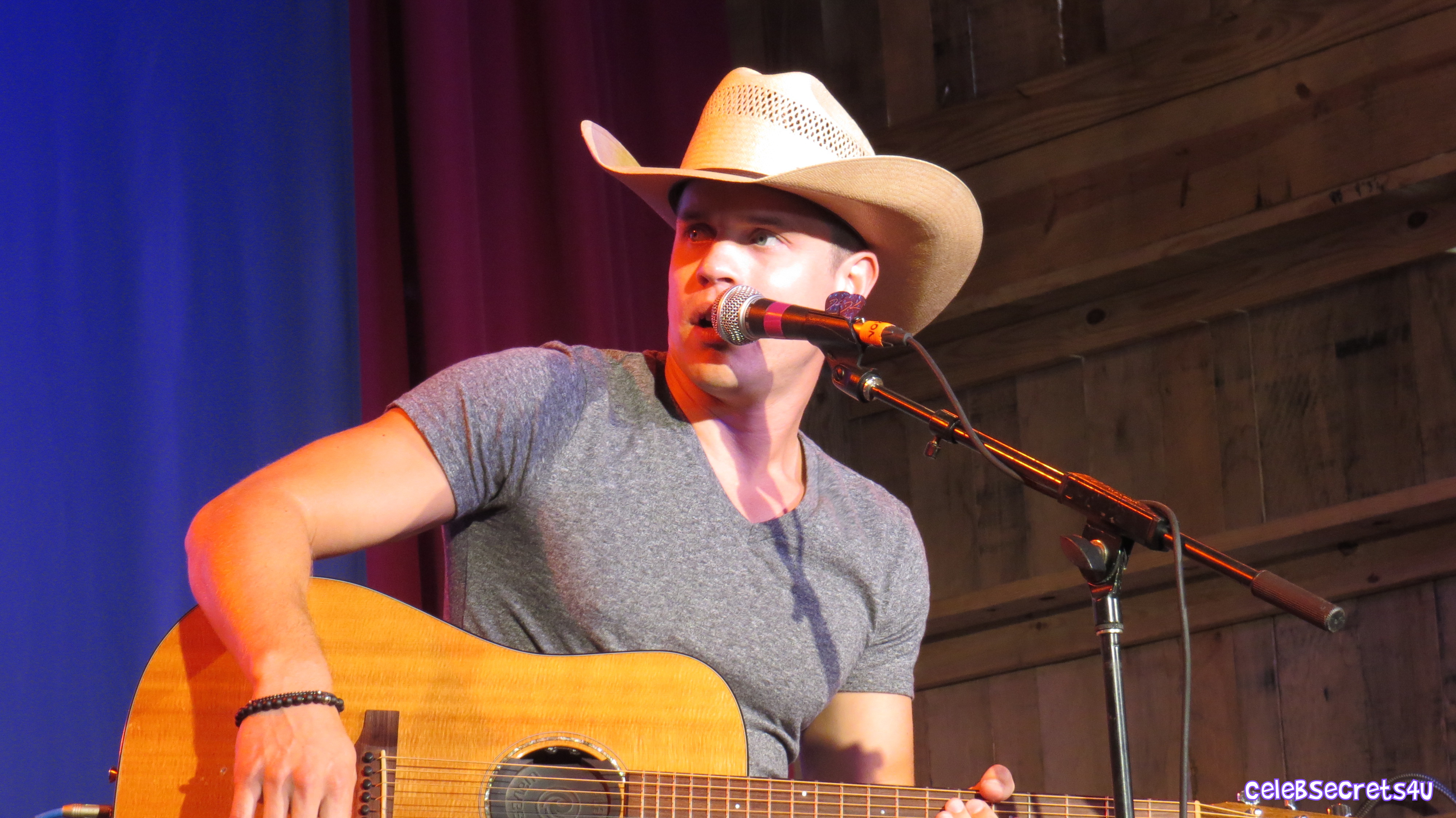 Dustin Lynch Performs at the HGTV Lodge During CMA Fest – See the Pics! (@DustinLynch)