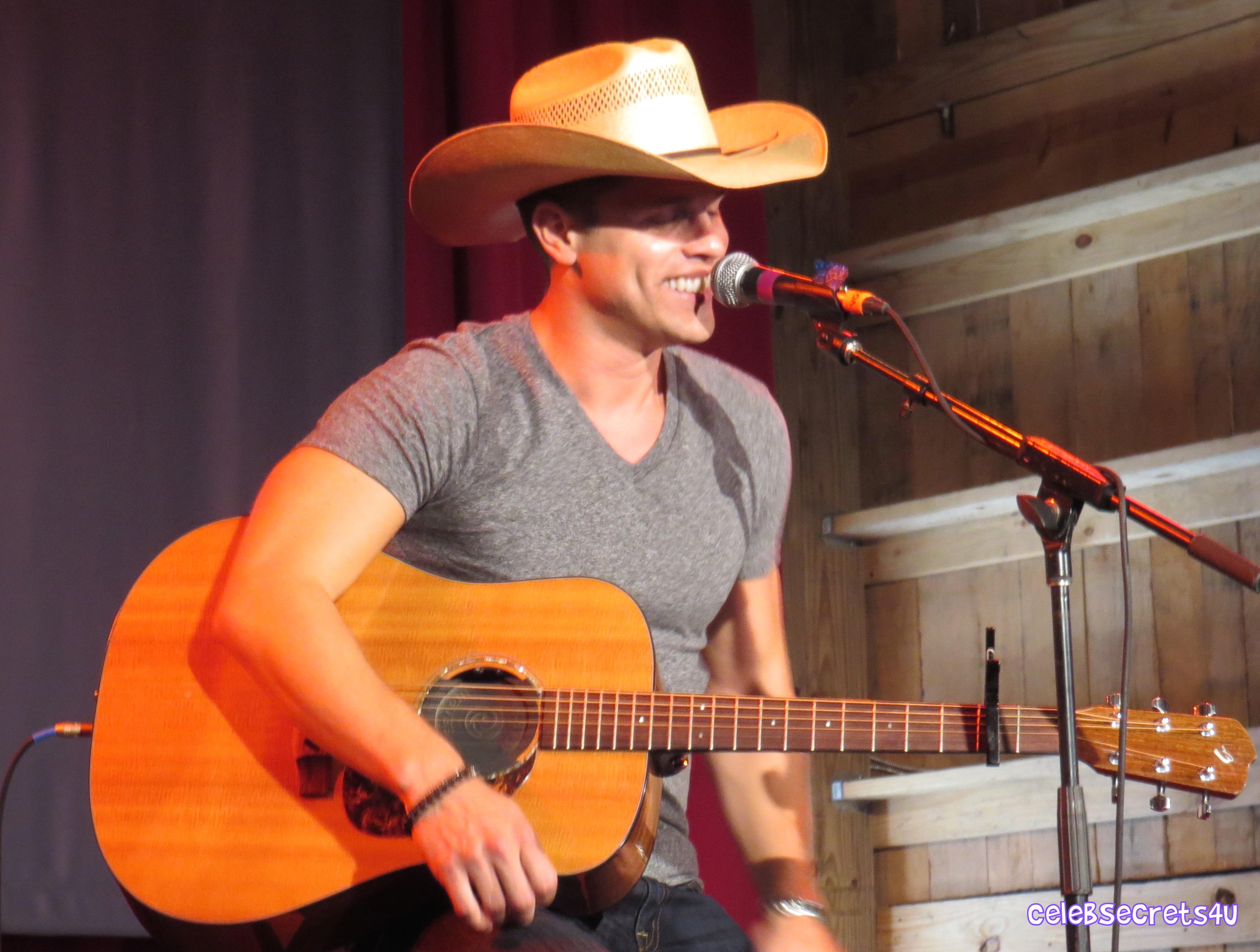 Dustin Lynch Performs at the HGTV Lodge During CMA Fest – See the Pics! (@DustinLynch)