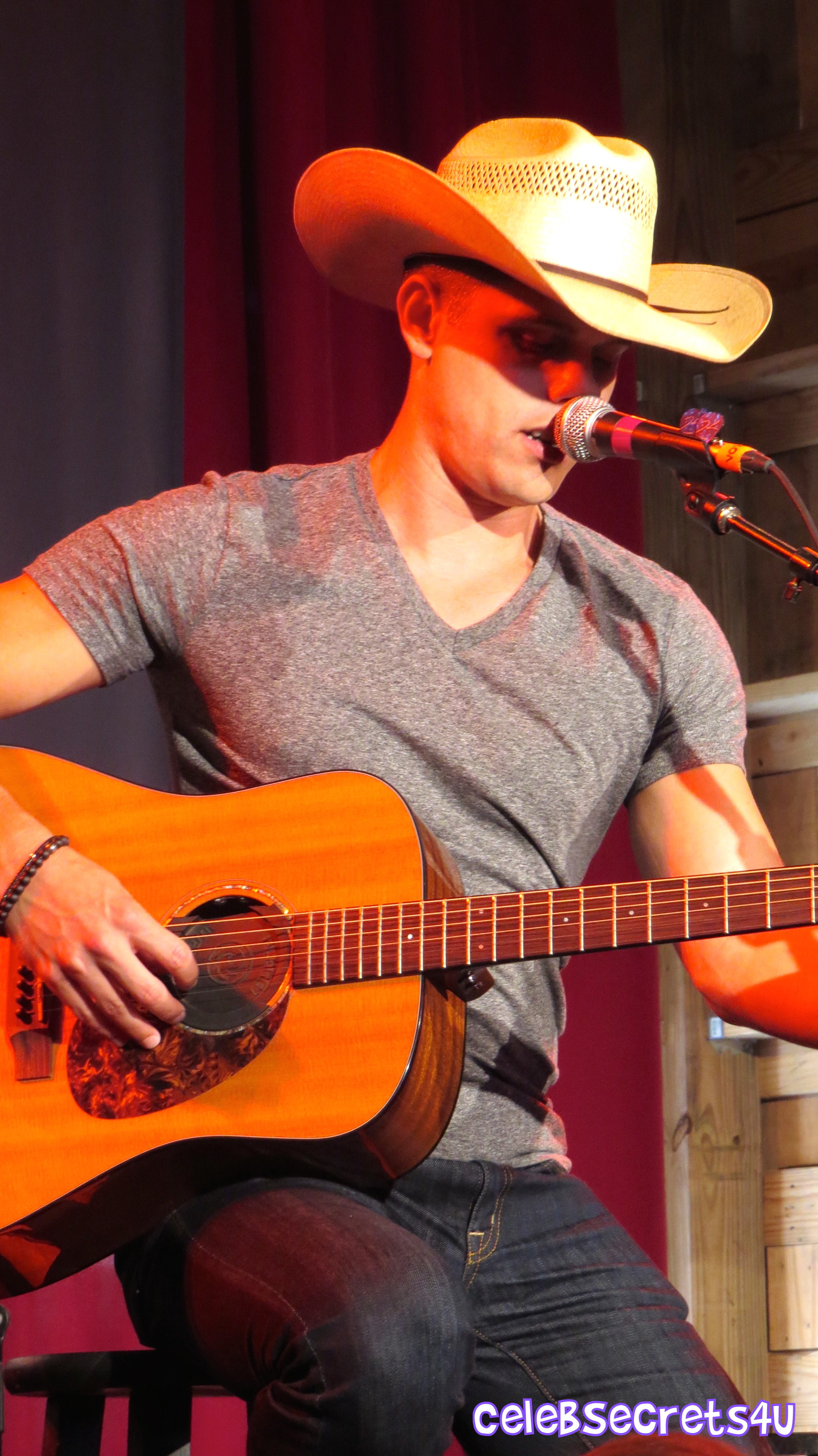 Dustin Lynch Performs at the HGTV Lodge During CMA Fest – See the Pics! (@DustinLynch)