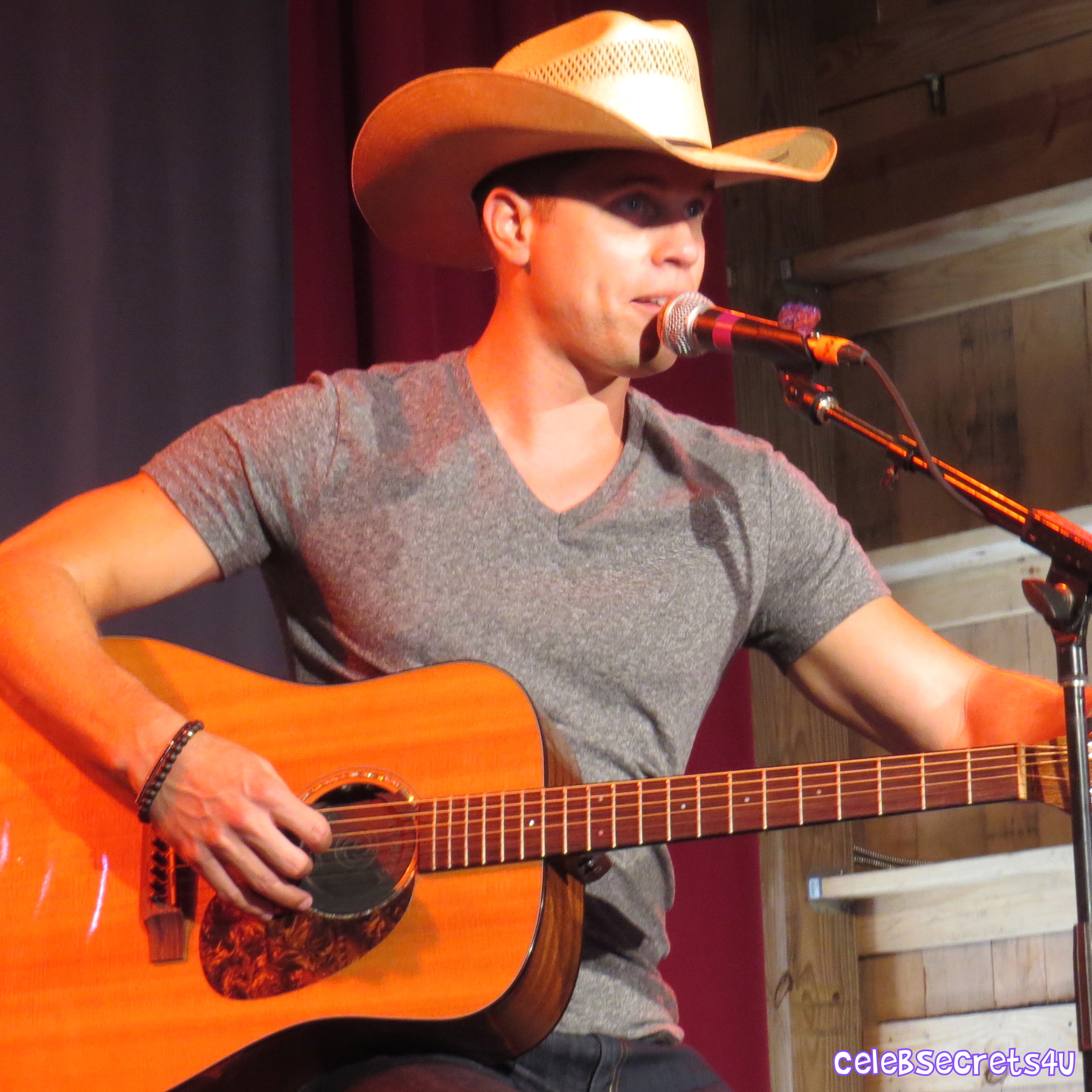Dustin Lynch Performs at the HGTV Lodge During CMA Fest – See the Pics! (@DustinLynch)