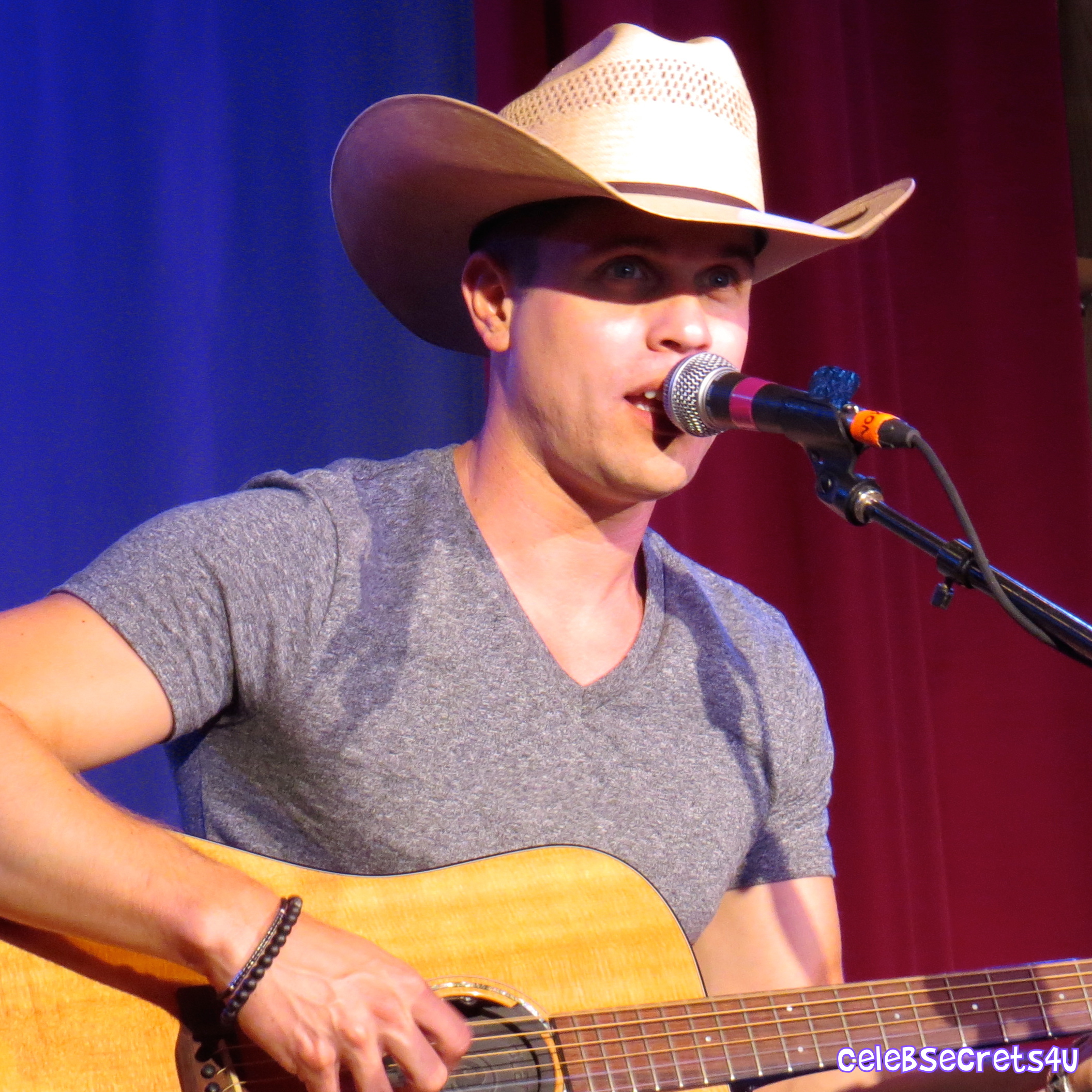 Dustin Lynch Performs at the HGTV Lodge During CMA Fest – See the Pics! (@DustinLynch)