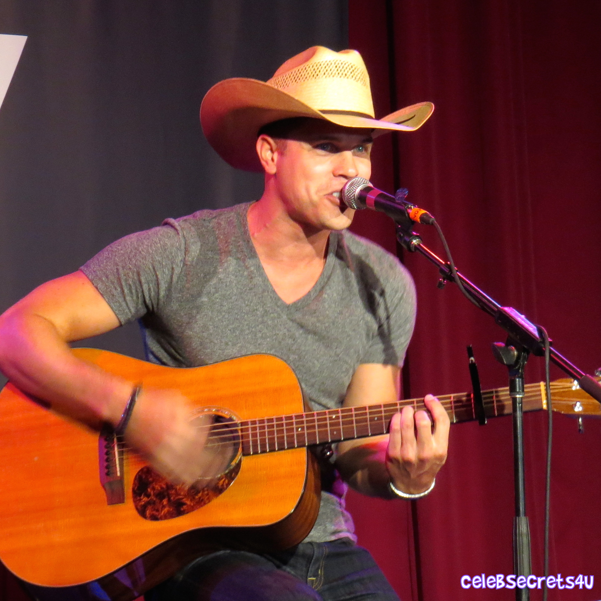 Dustin Lynch Performs at the HGTV Lodge During CMA Fest – See the Pics! (@DustinLynch)