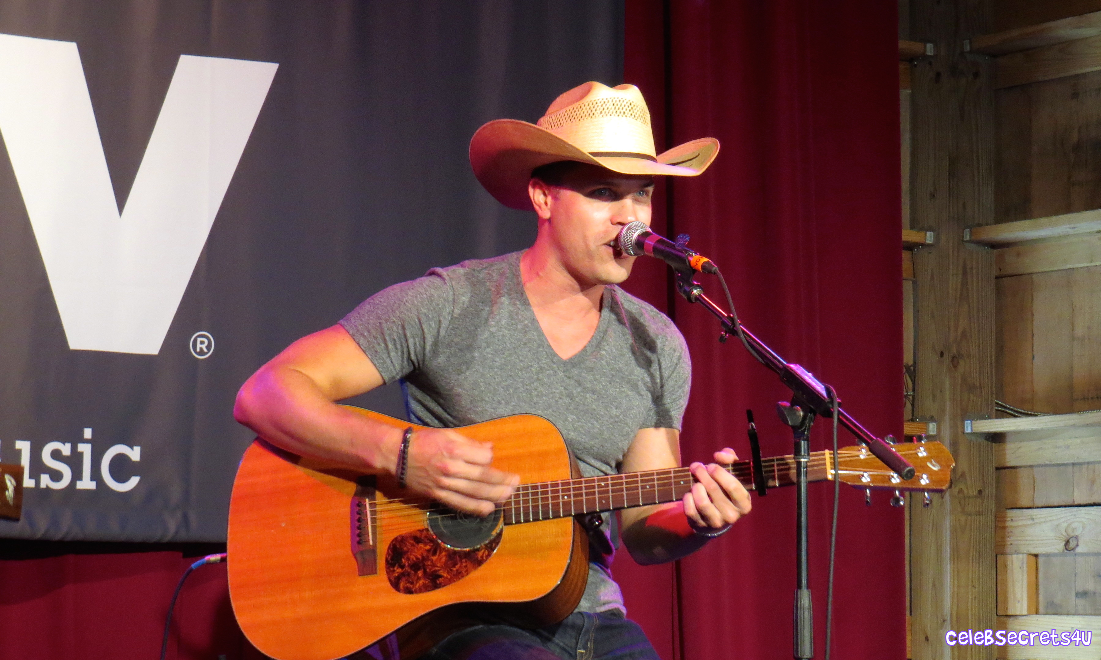 Dustin Lynch Performs at the HGTV Lodge During CMA Fest – See the Pics! (@DustinLynch)