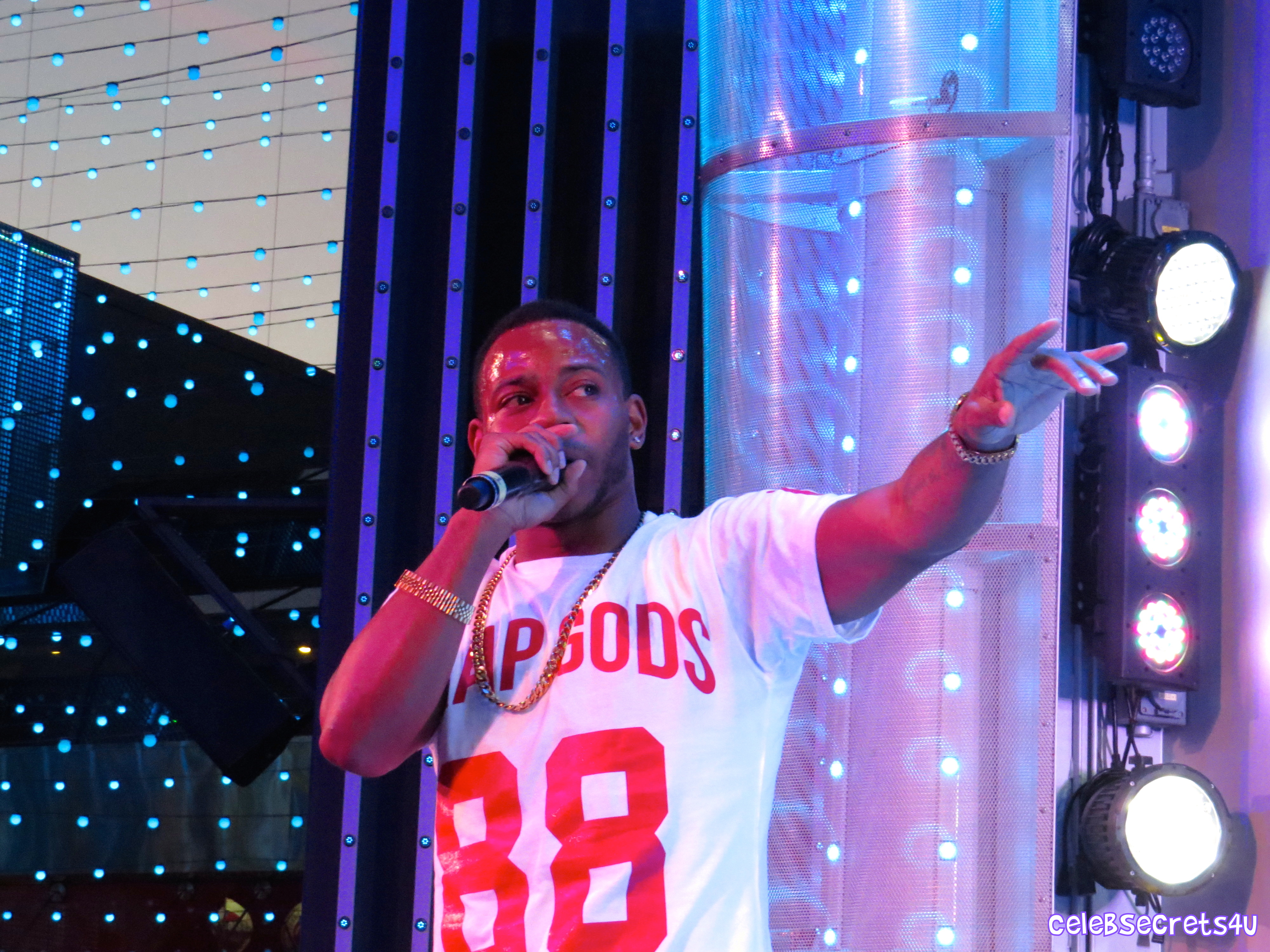 Kalin and Myles Headline 5 Towers On Universal CityWalk (Exclusive!) |@KalinAndMyles