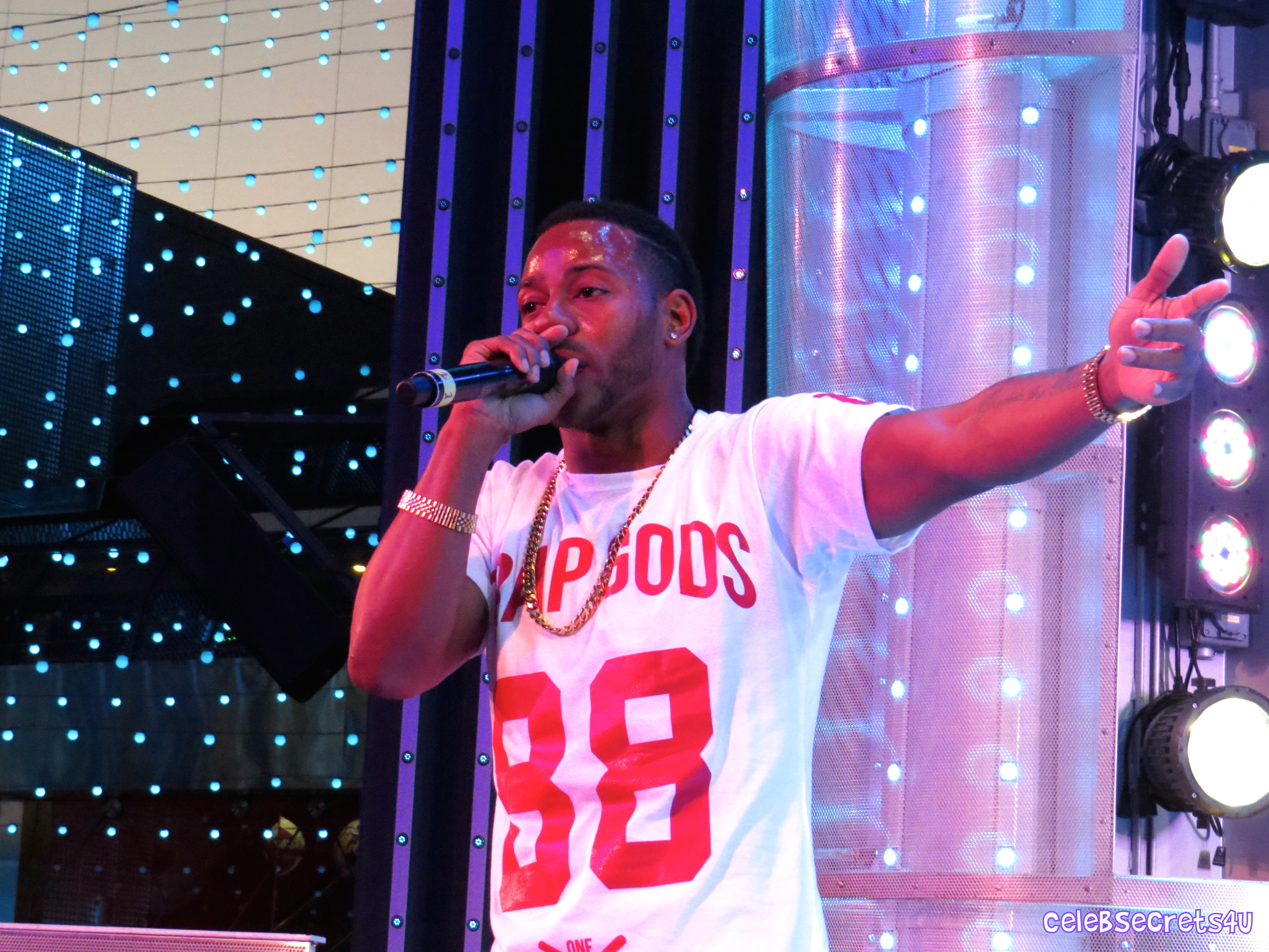 Kalin and Myles Headline 5 Towers On Universal CityWalk (Exclusive!) |@KalinAndMyles