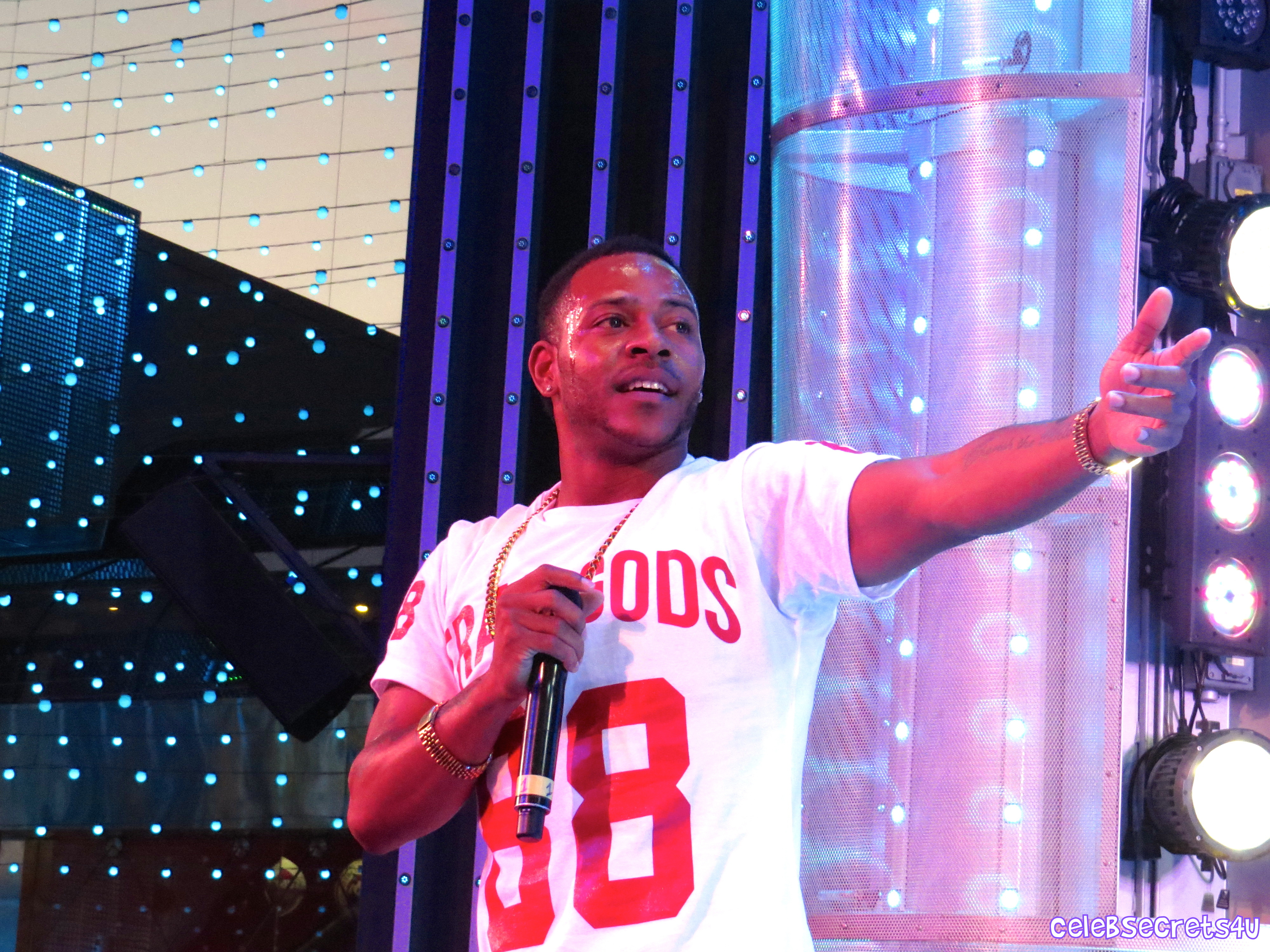 Kalin and Myles Headline 5 Towers On Universal CityWalk (Exclusive!) |@KalinAndMyles