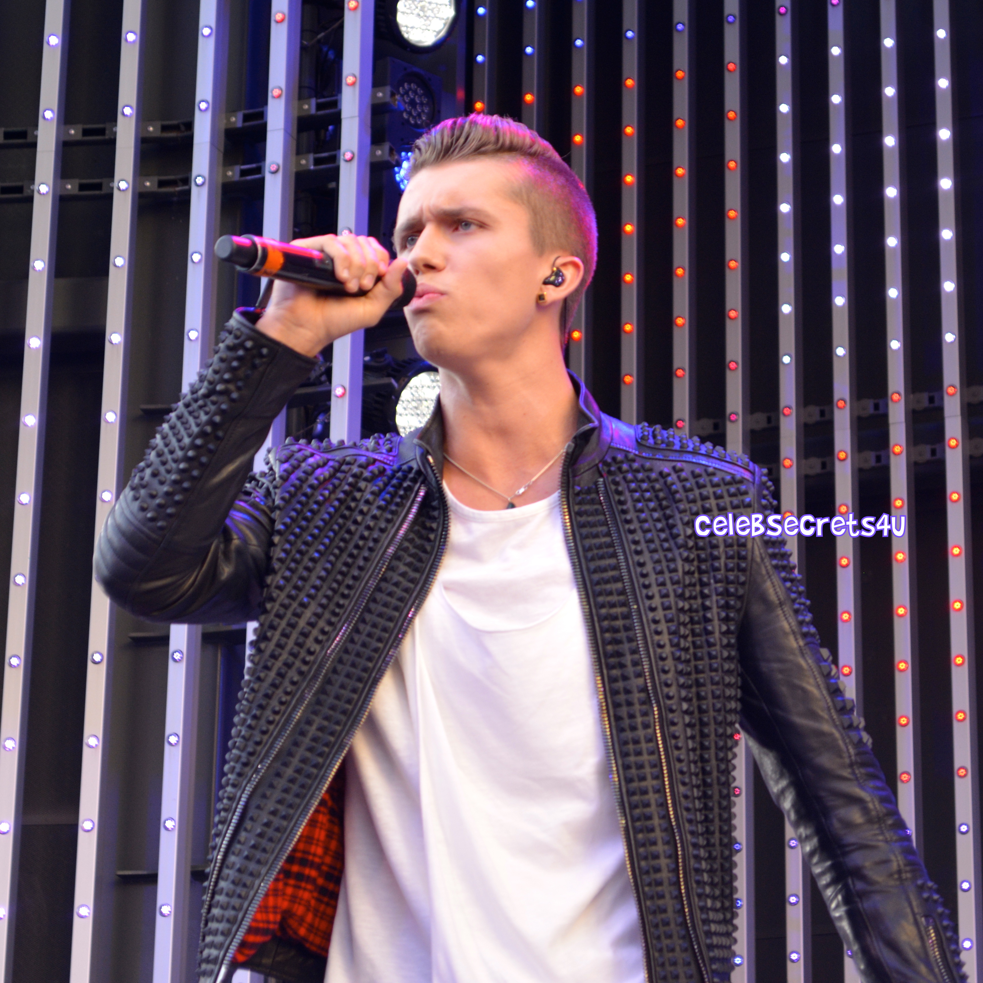 YouTube Sensation Megan Nicole & Belgian Pop Artist Ian Thomas Perform on the 5 Towers Stage at CityWalk