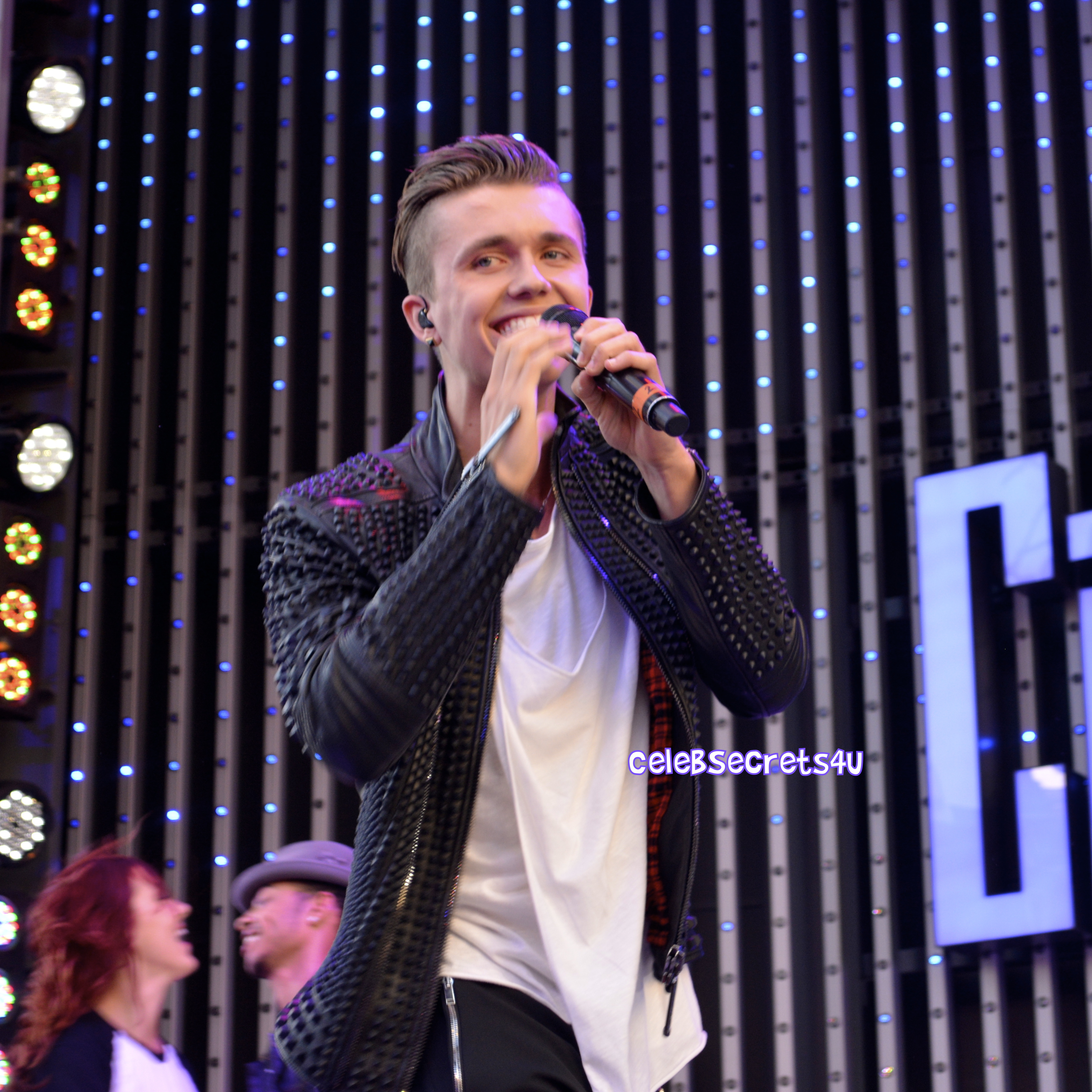 YouTube Sensation Megan Nicole & Belgian Pop Artist Ian Thomas Perform on the 5 Towers Stage at CityWalk