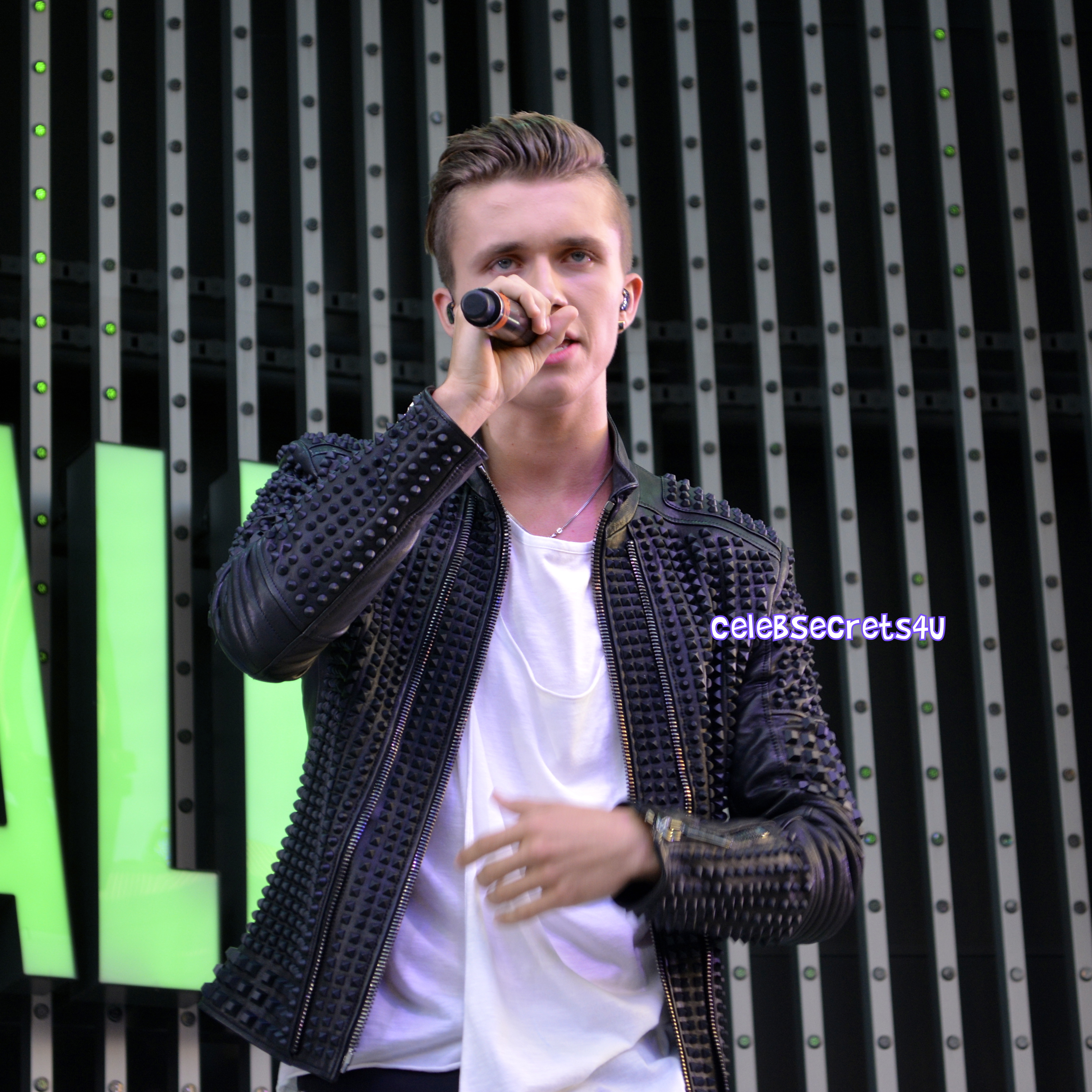 YouTube Sensation Megan Nicole & Belgian Pop Artist Ian Thomas Perform on the 5 Towers Stage at CityWalk