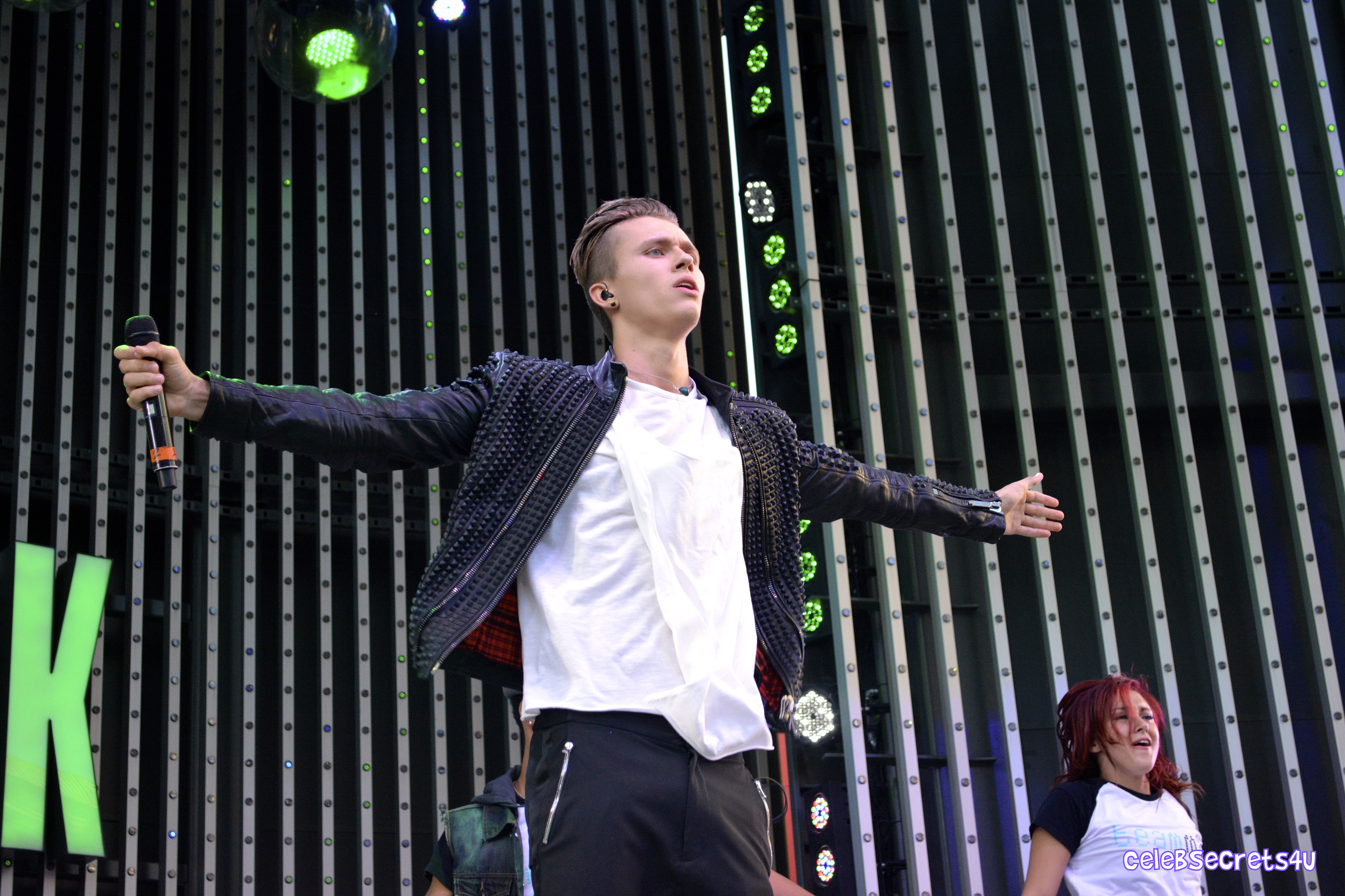 YouTube Sensation Megan Nicole & Belgian Pop Artist Ian Thomas Perform on the 5 Towers Stage at CityWalk