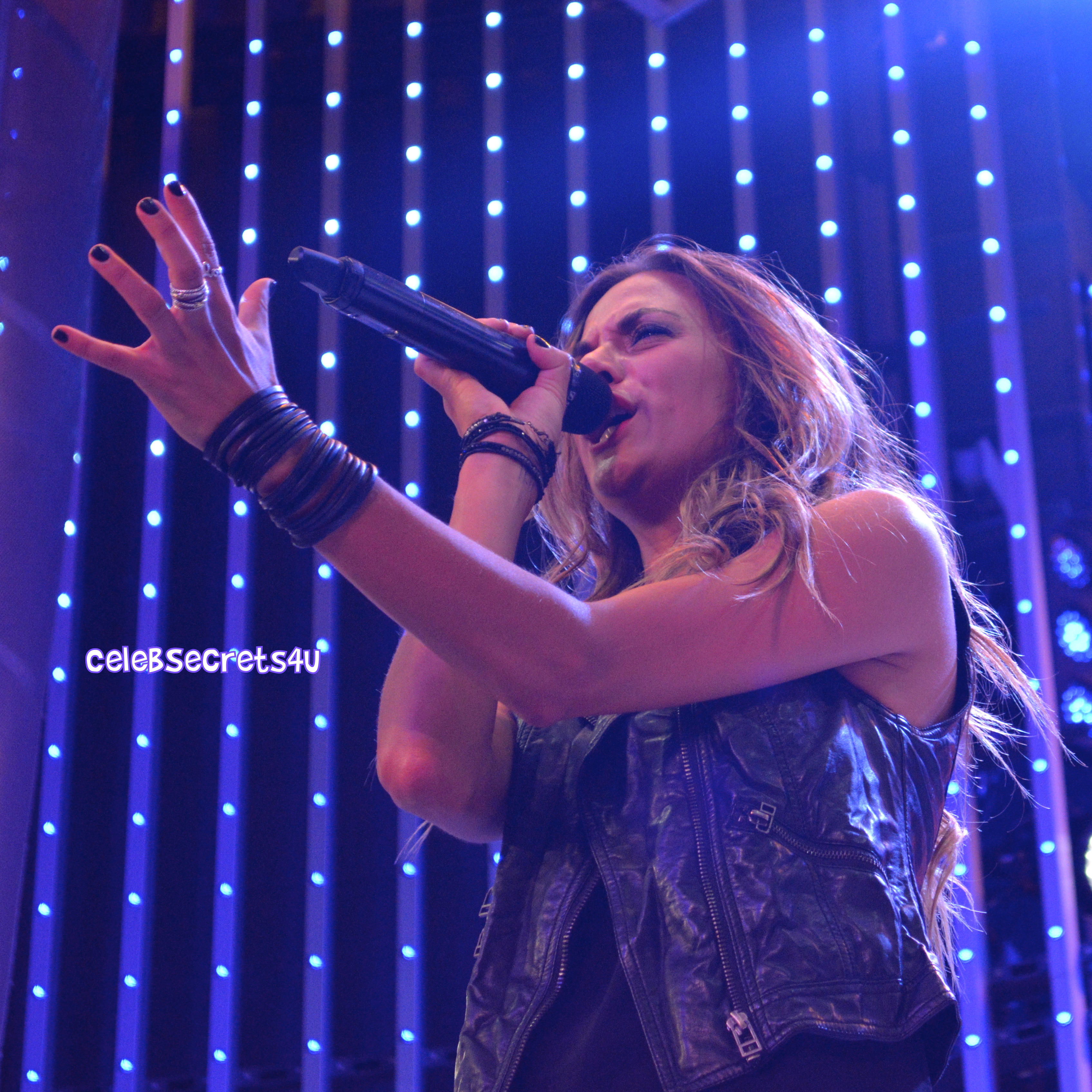 Jana Kramer and American Young Take Over 5 Towers at CityWalk! (@kramergirl)