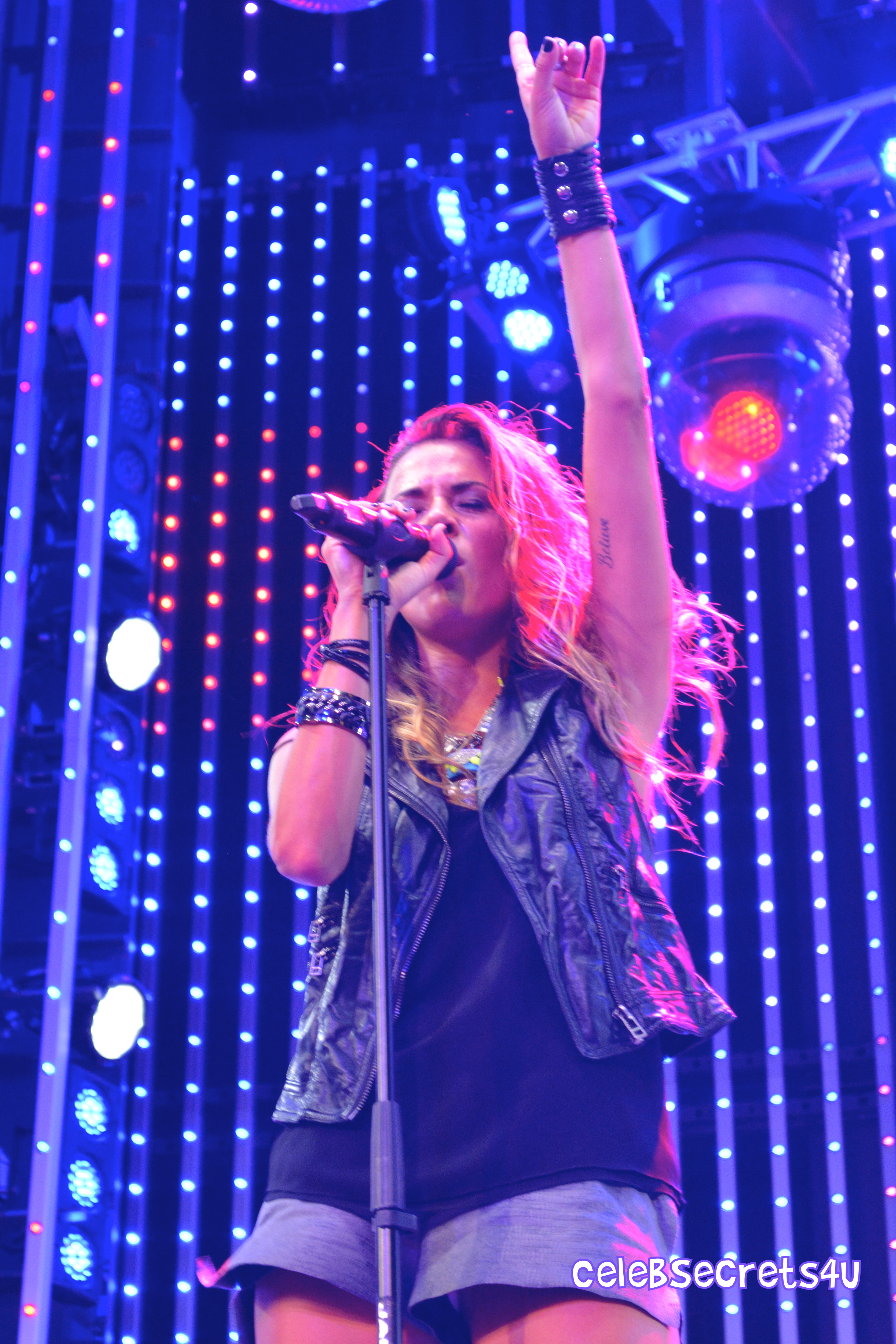 Jana Kramer and American Young Take Over 5 Towers at CityWalk! (@kramergirl)