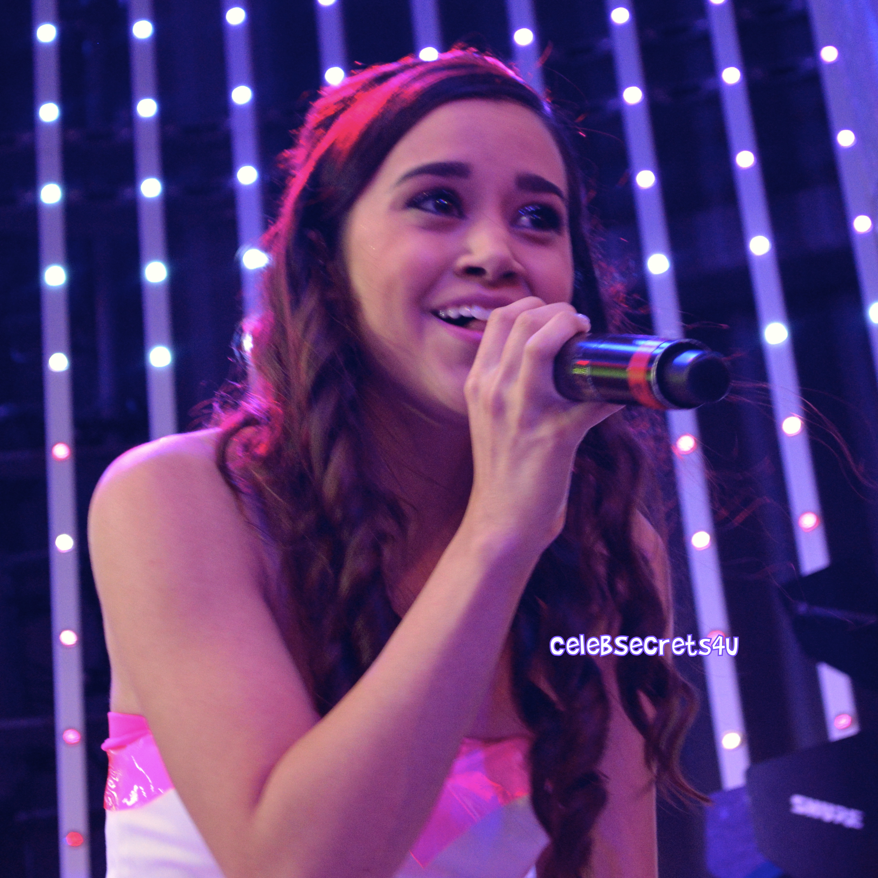 YouTube Sensation Megan Nicole & Belgian Pop Artist Ian Thomas Perform on the 5 Towers Stage at CityWalk