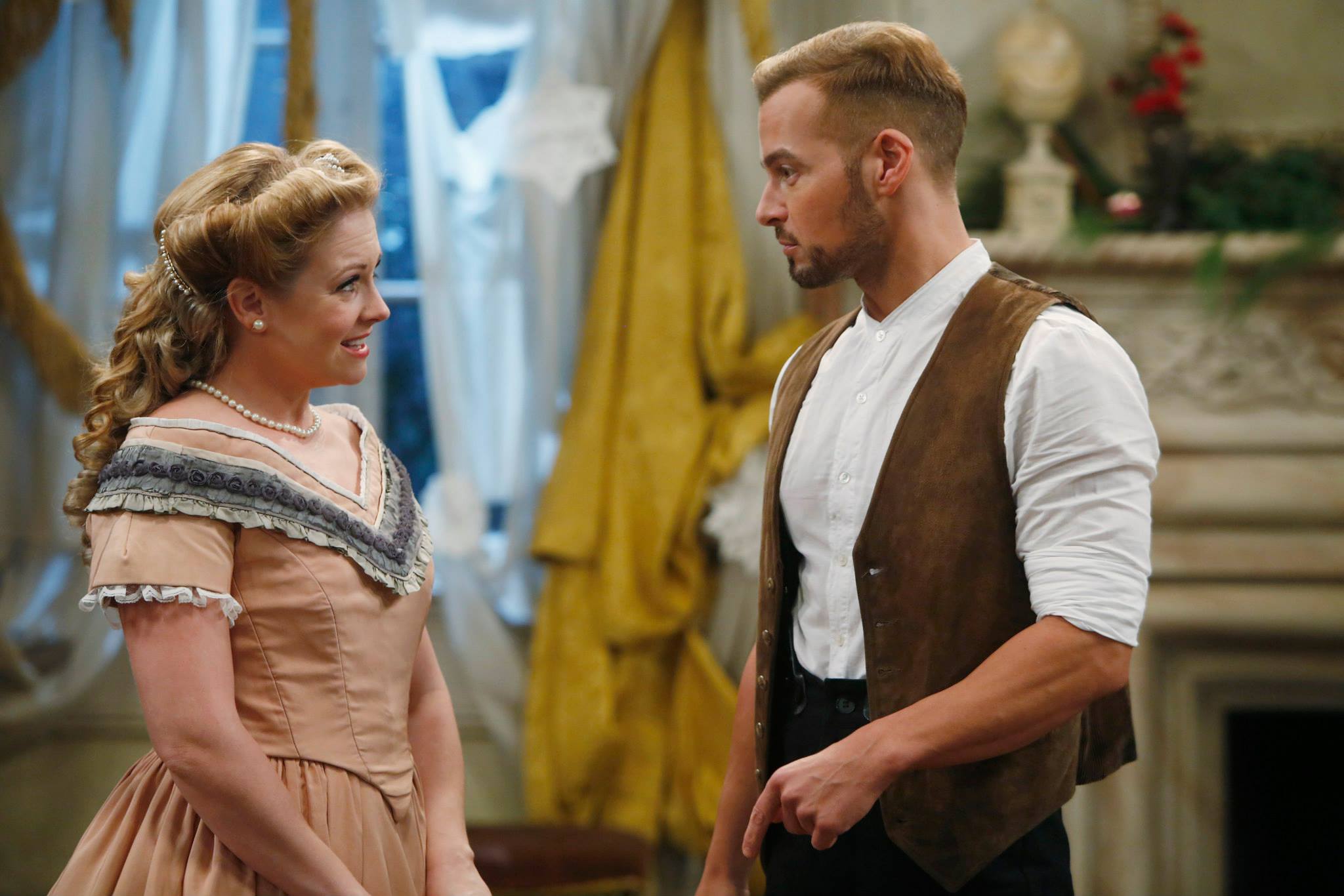 Melissa Joan Hart Talks MELISSA & JOEY Christmas Special – Watch the Video!