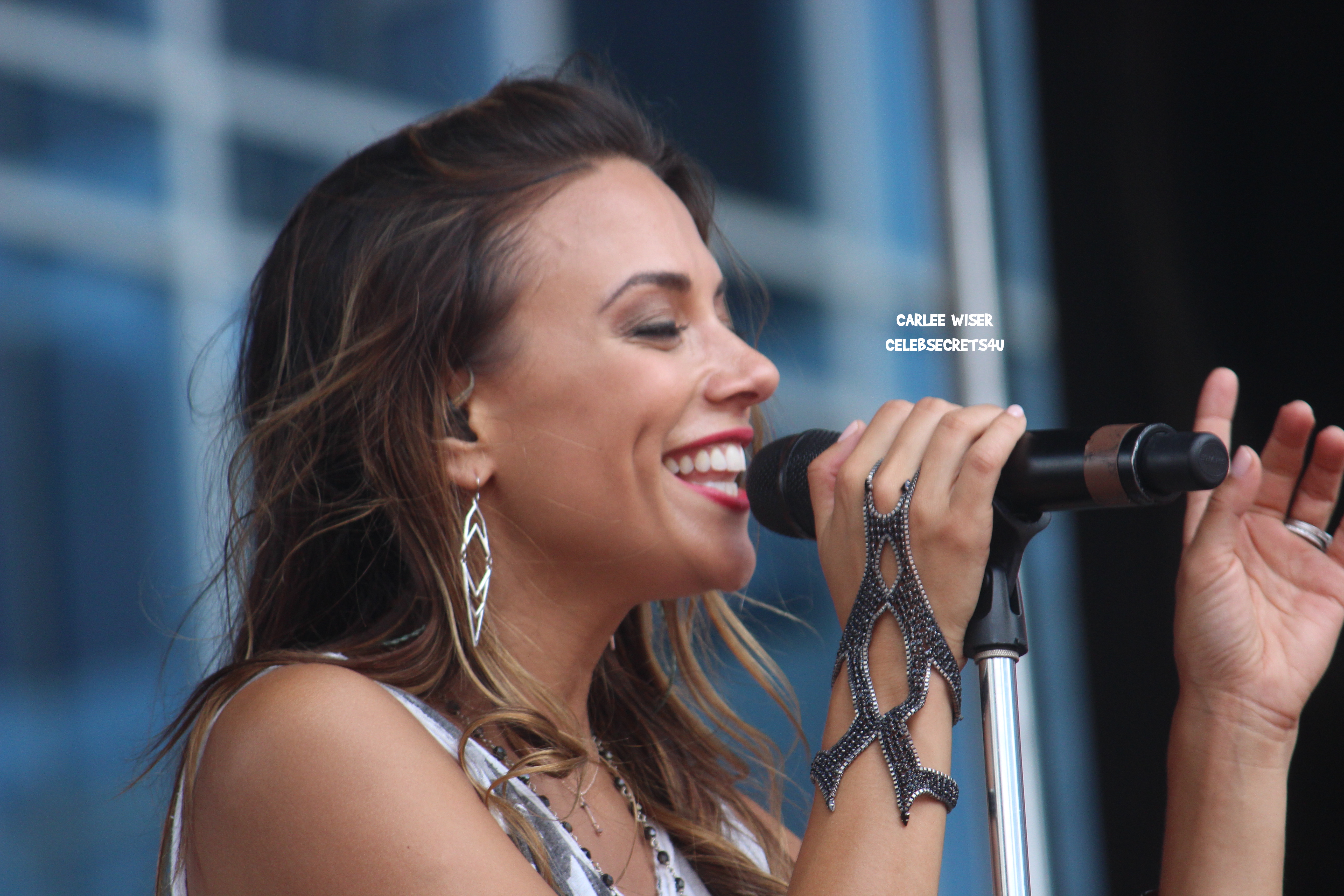 Jana Kramer Performs on the Bud Light Stage at the 2015 CMA Music Festival – See the Pics! (@kramergirl #CMAFest)