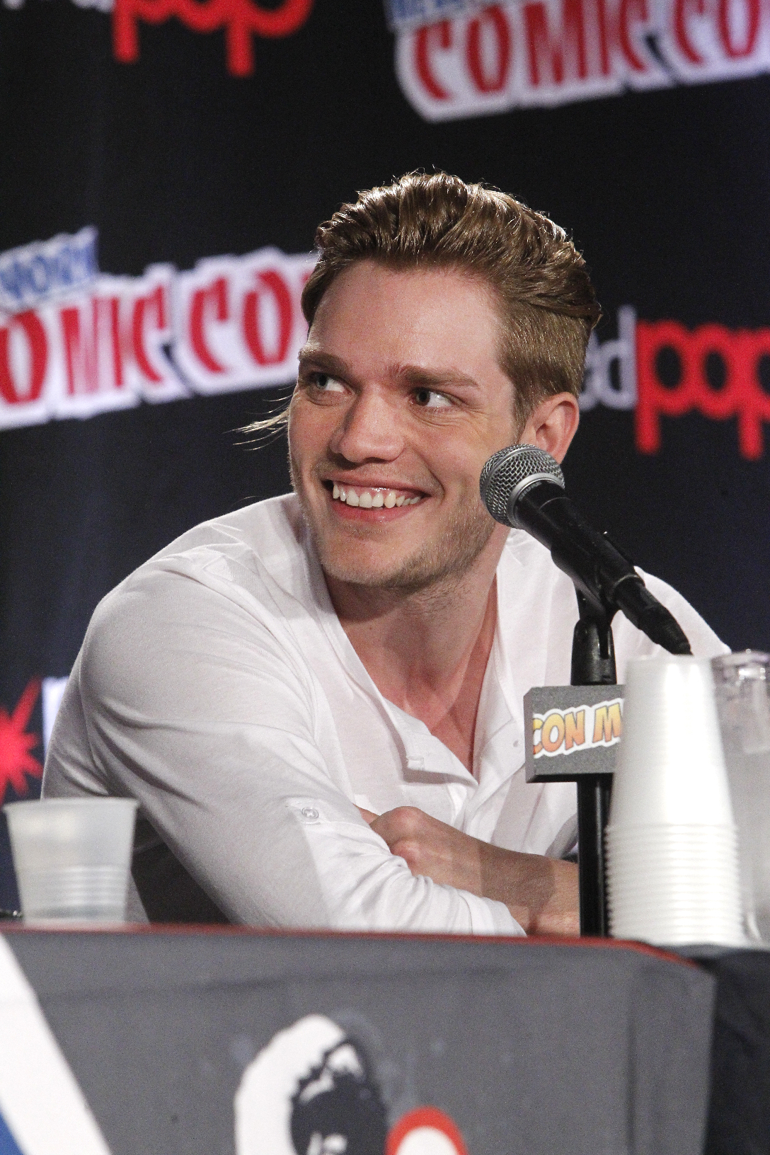ABC Family Drops New Teasers & Premiere Date for “Shadowhunters” at New York Comic Con