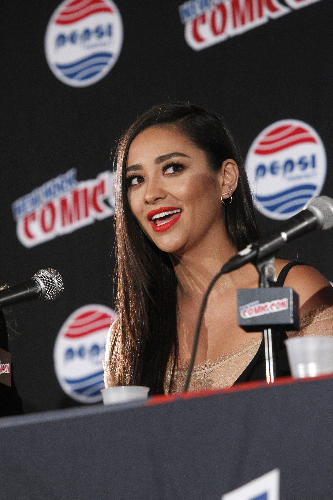 WATCH: ABC Family Reveals First 4 Minutes of the Pretty Little Liars Season 6 Premiere (@abcfPLL)