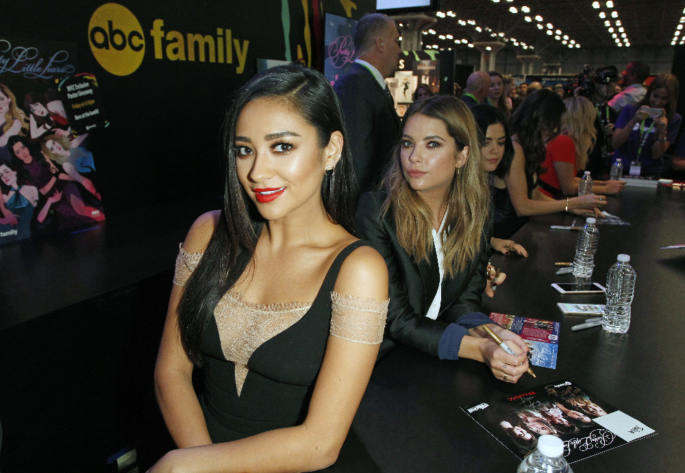 WATCH: ABC Family Reveals First 4 Minutes of the Pretty Little Liars Season 6 Premiere (@abcfPLL)